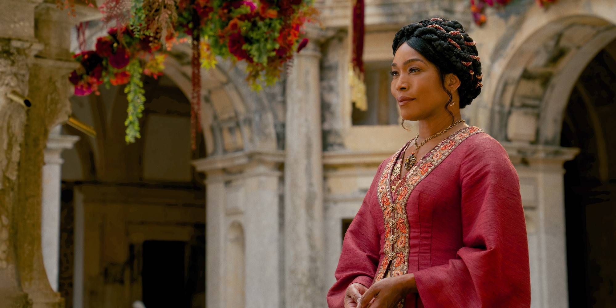 Средний план Анжелы Бассет в розовом платье в фильме "Принцесса"