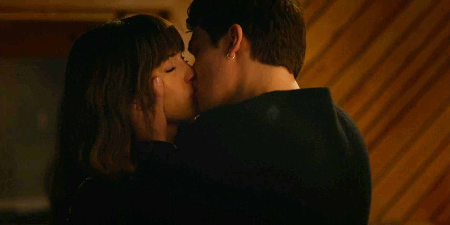 Энн Хаттауэй в роли Солен и Николас Галицене в роли Хейса, целующиеся в фильме "The Idea of You".
