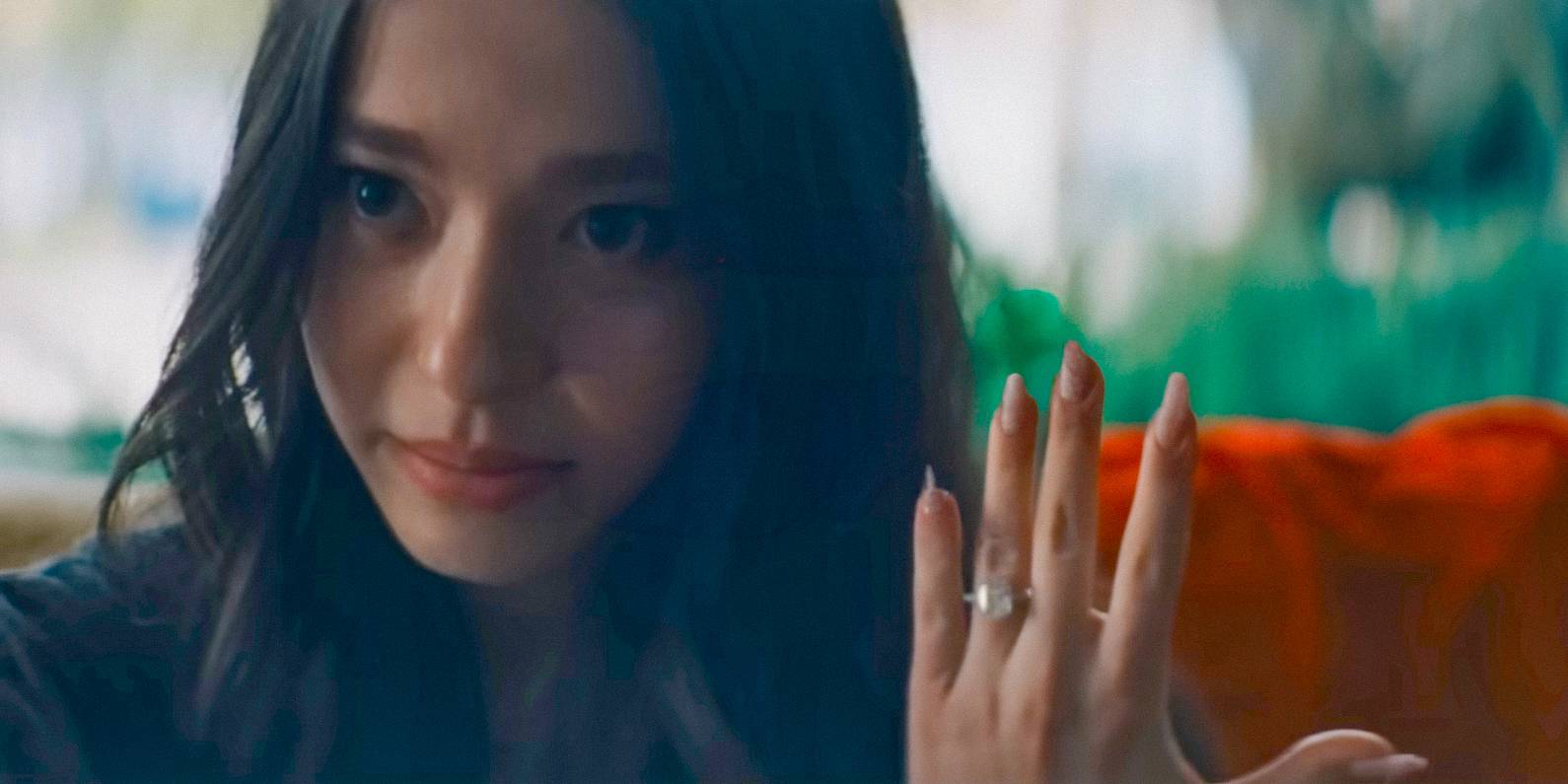 Ани (Майки Мэдисон) демонстрирует свой обручальный кольцо в "Анаре"