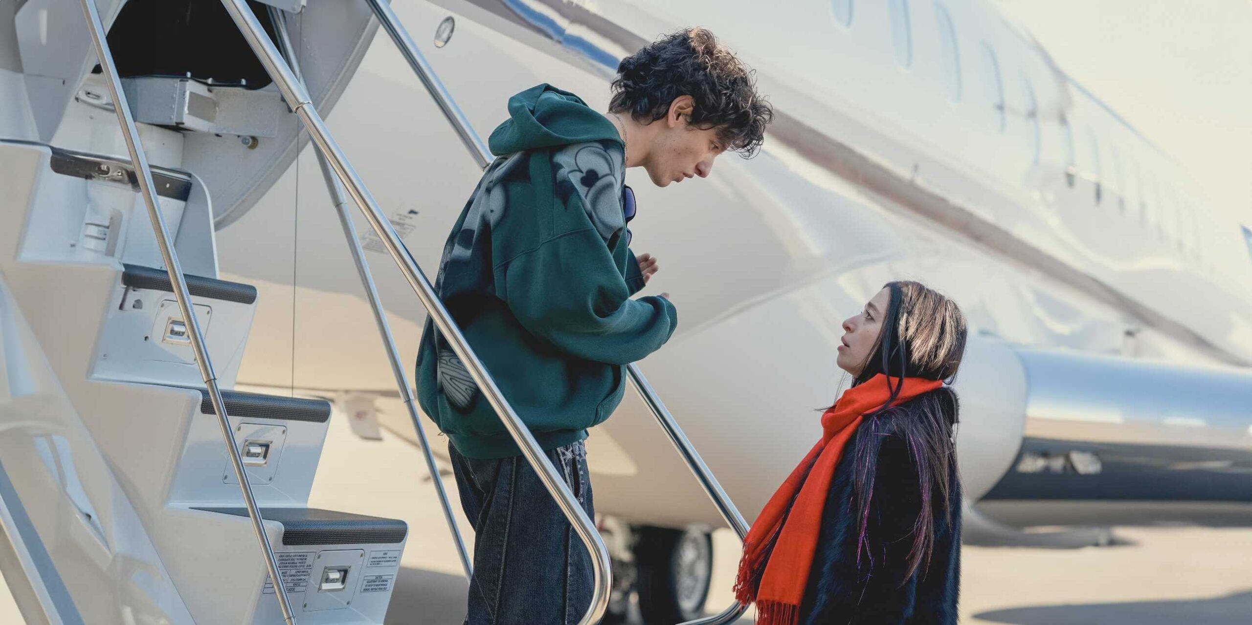 Иван (Марк Эйдельштейн) и Аня (Майки Мэдисон) спорят перед посадкой в самолет в ANORA