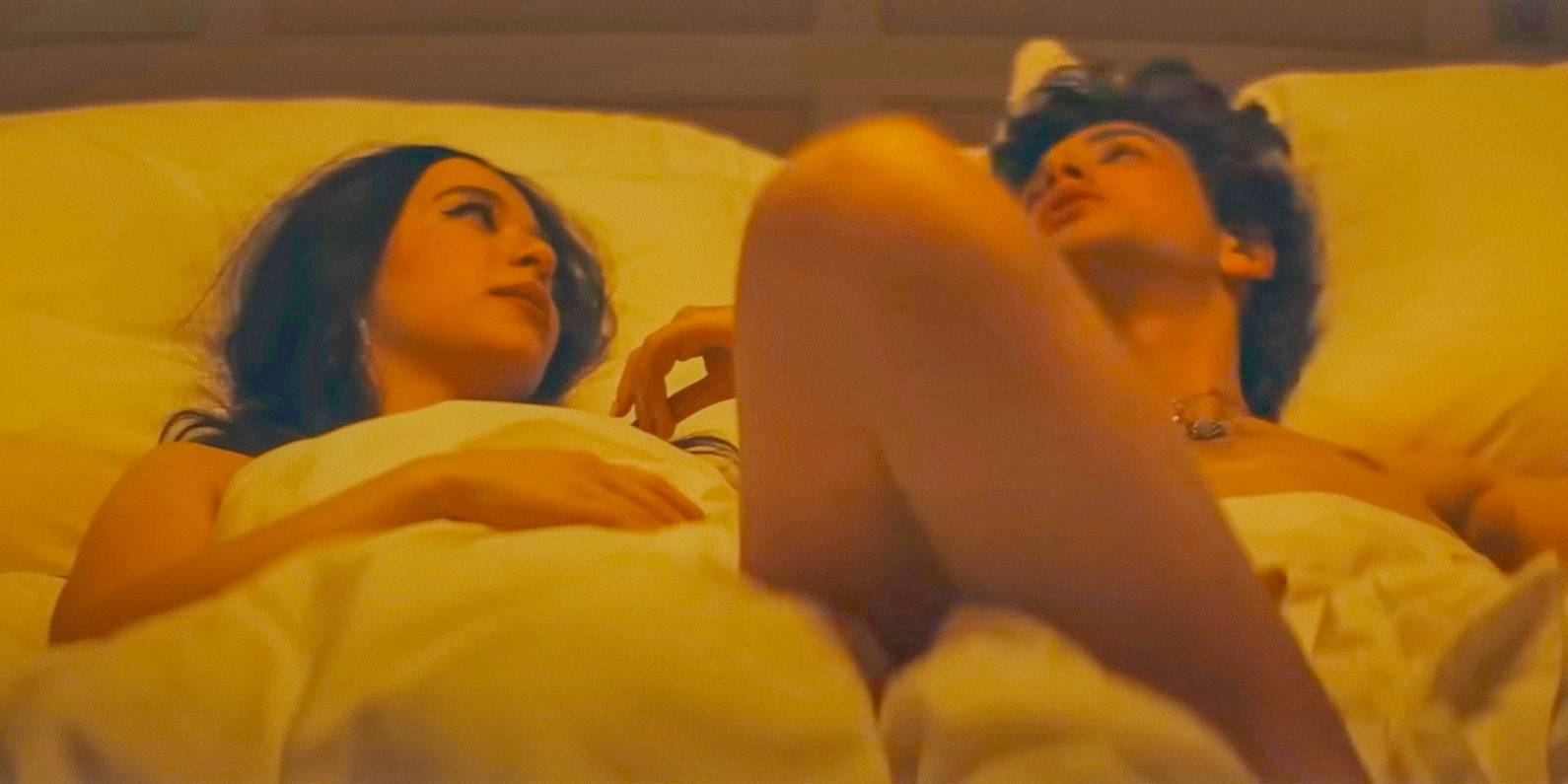 Майки Мэдисон в роли Ани и Марк Эйдельштейн в роли Ивана, лежащие в постели и разговаривающие в "Аноре"