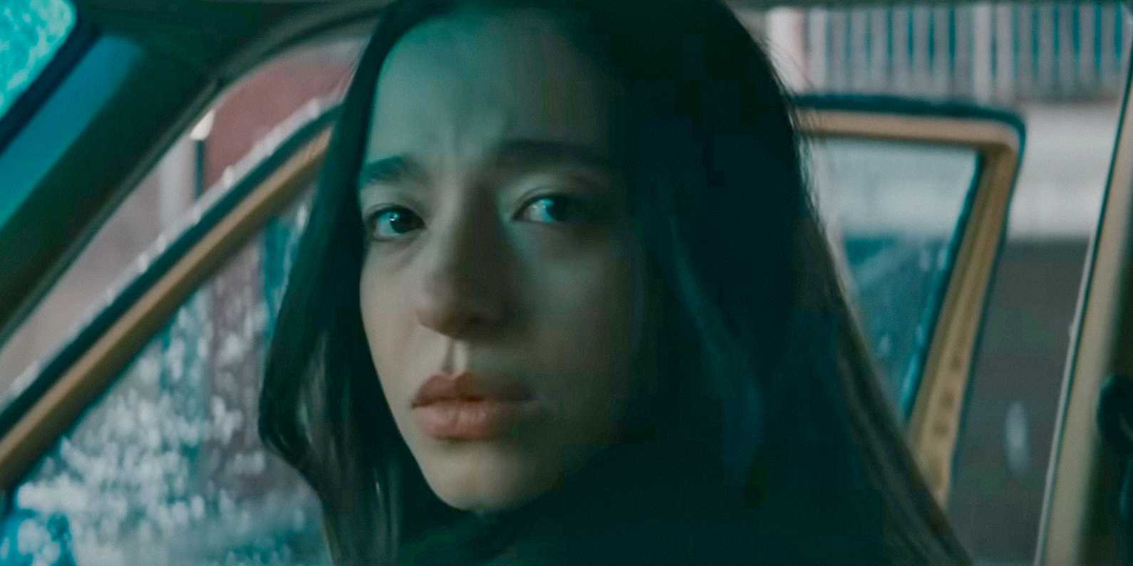 Майки Мэдисон в роли Ани, выходящей из машины в "Анаре"