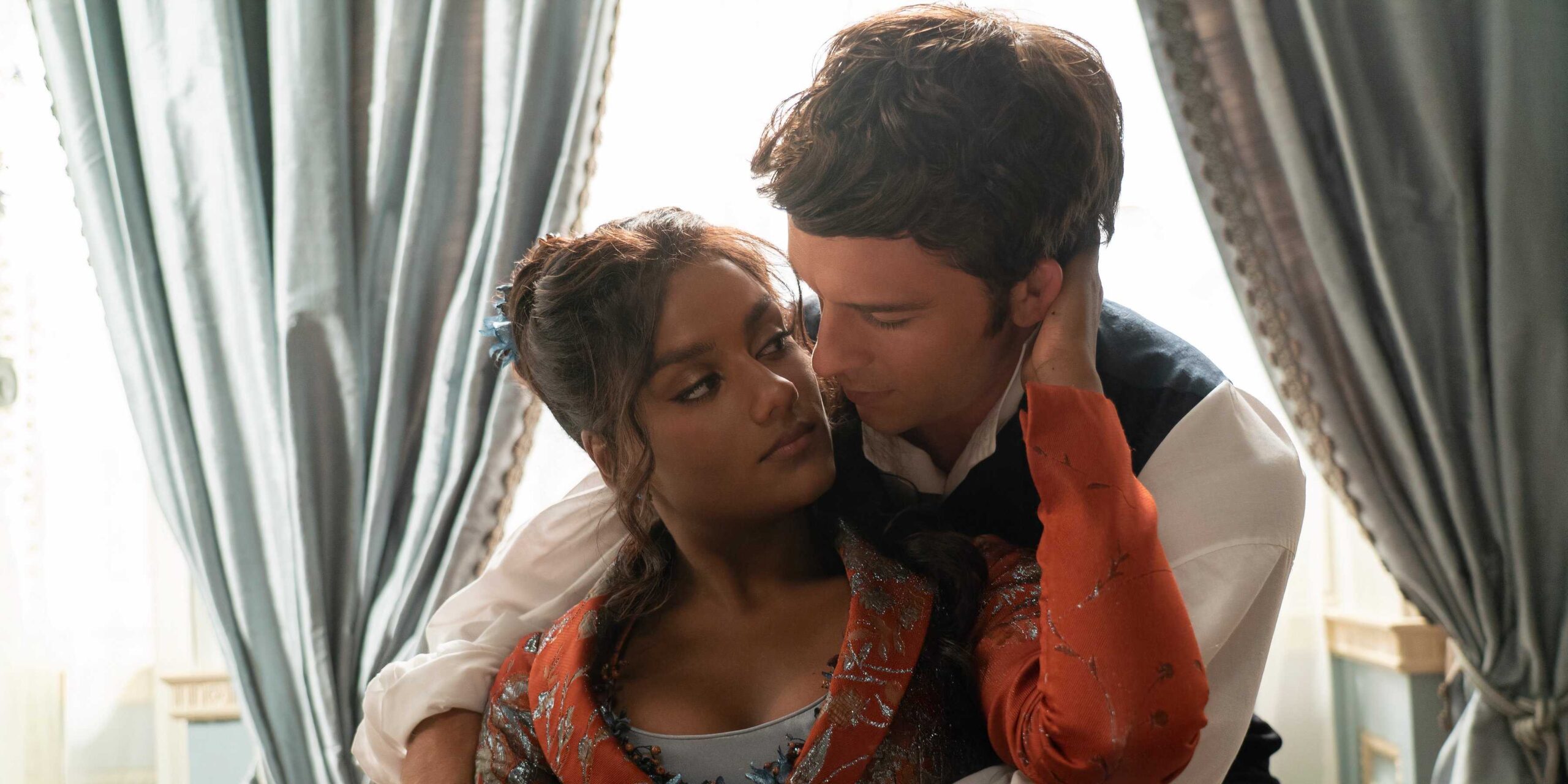 Энтони и Кей обнимаются в кадре из 3 сезона "Бриджертон"