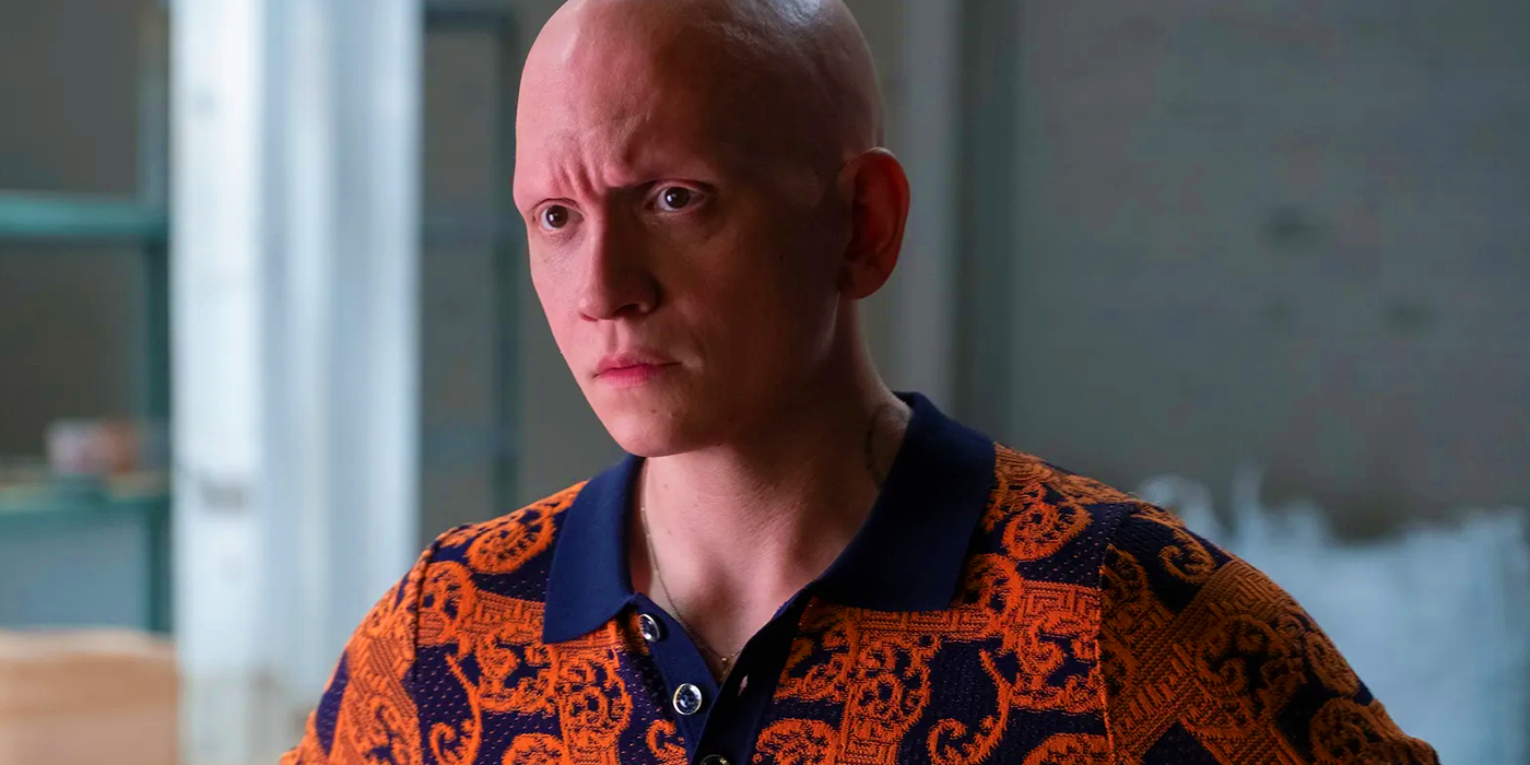 Энтони Карриган в роли НоХо Хэнк в "Barry", выглядит раздраженным