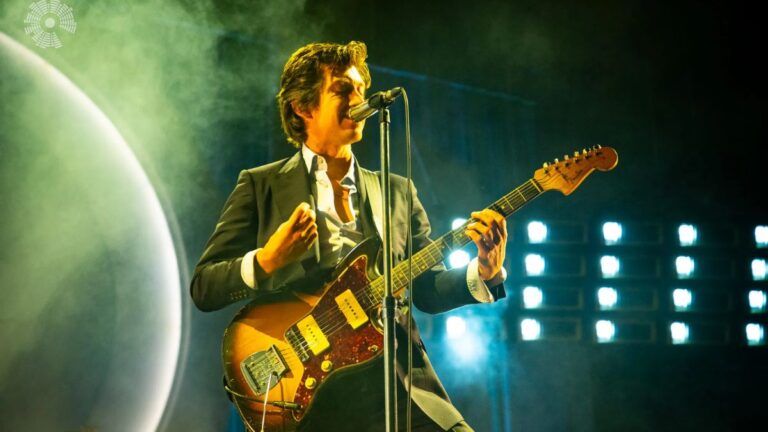 Arctic Monkeys представили новую песню «Opening Night» в поддержку благотворительного альбома HELP(2)