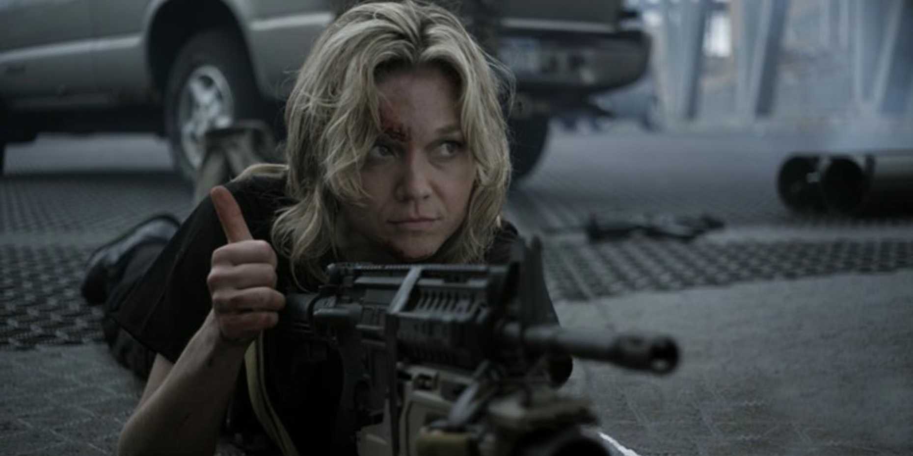 Ариана Ричардс с пулеметом в Battledogs