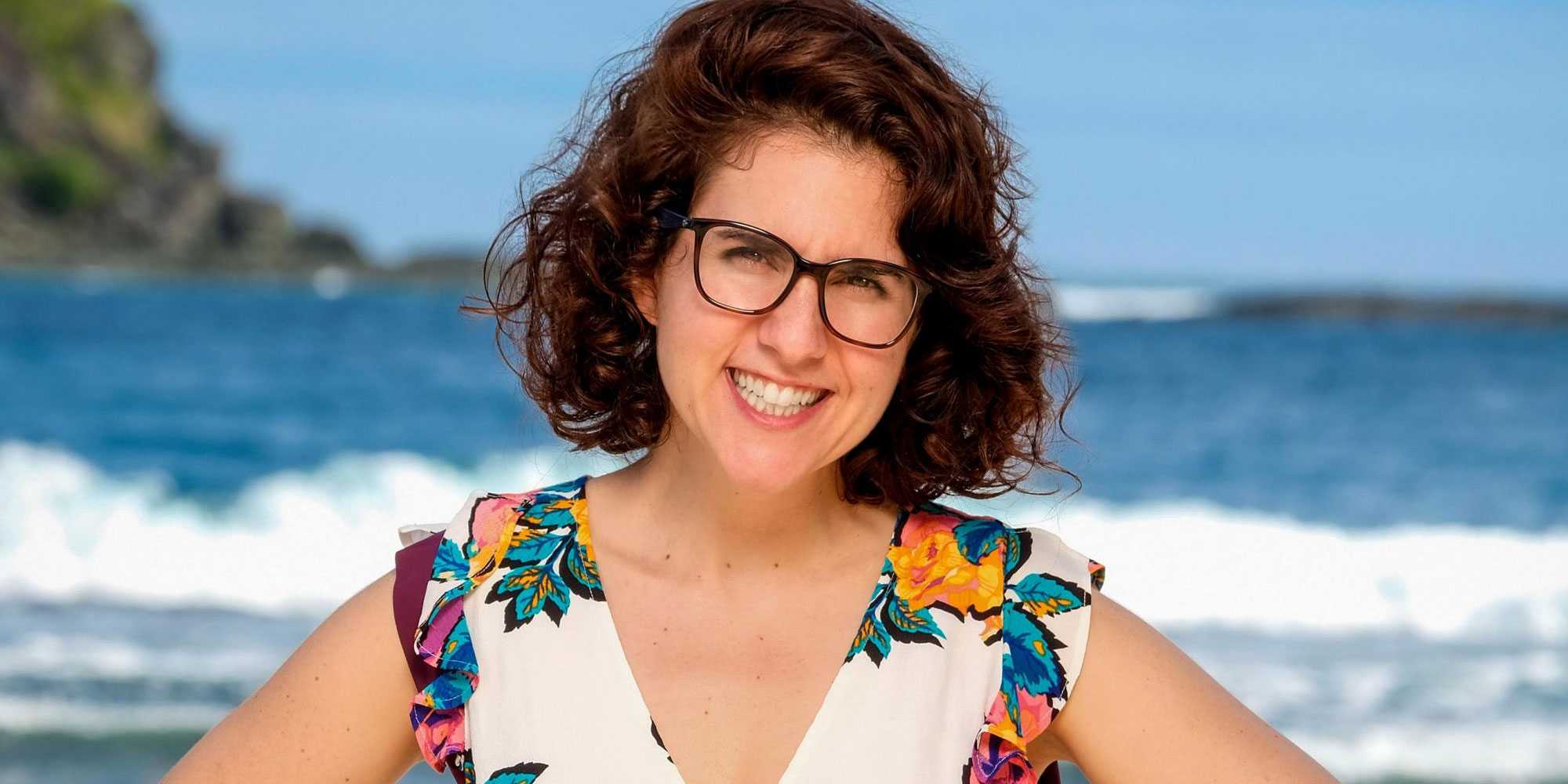 Абри Бракко из Survivor улыбается на своей фотографии с повязкой и цветочным топом