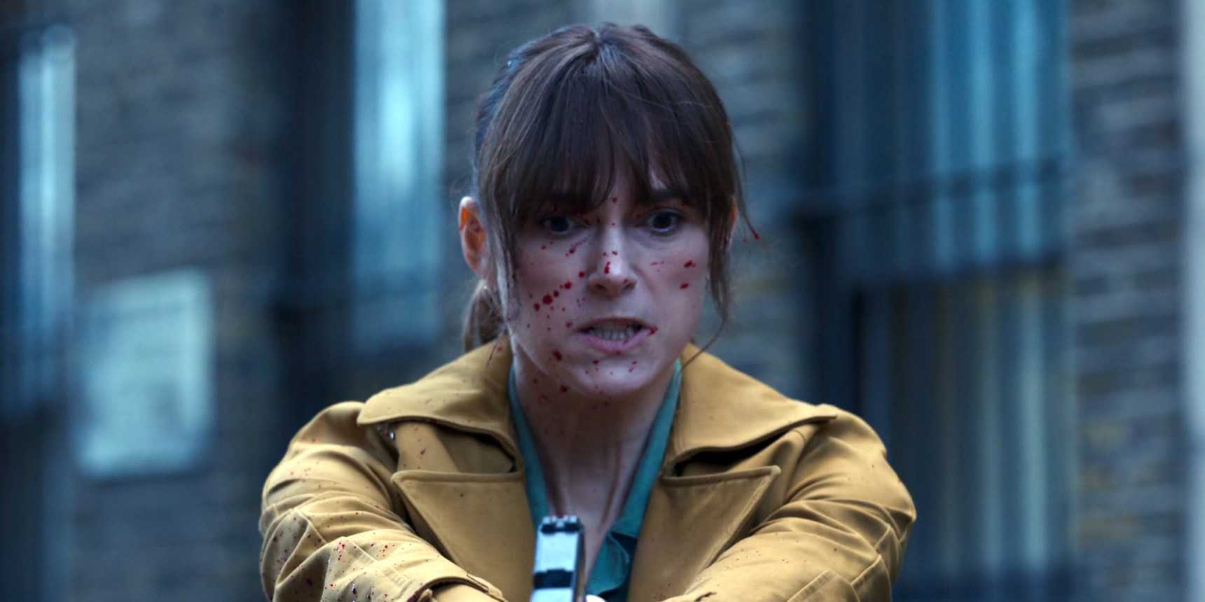 Хелен Вебб (Кейра Найтли) с кровью на лице, держащая пистолет в "Черных голубях"