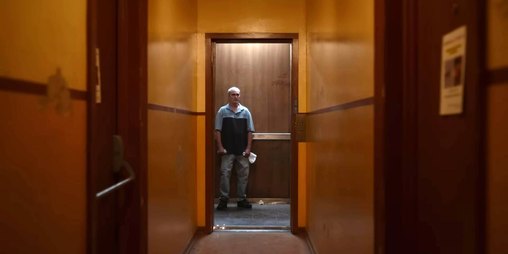 Хоакин Финикс в роли Бео в лифте в фильме "Beau Is Afraid".