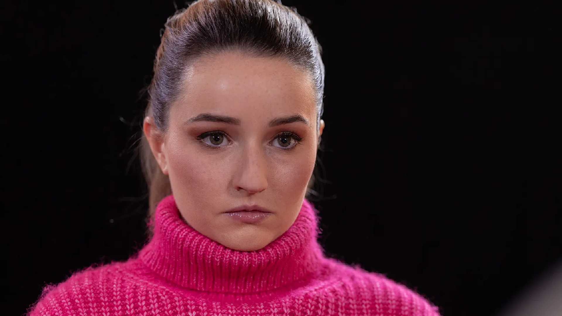 Белль Гибсон в розовом свитере с яблочным уксусом