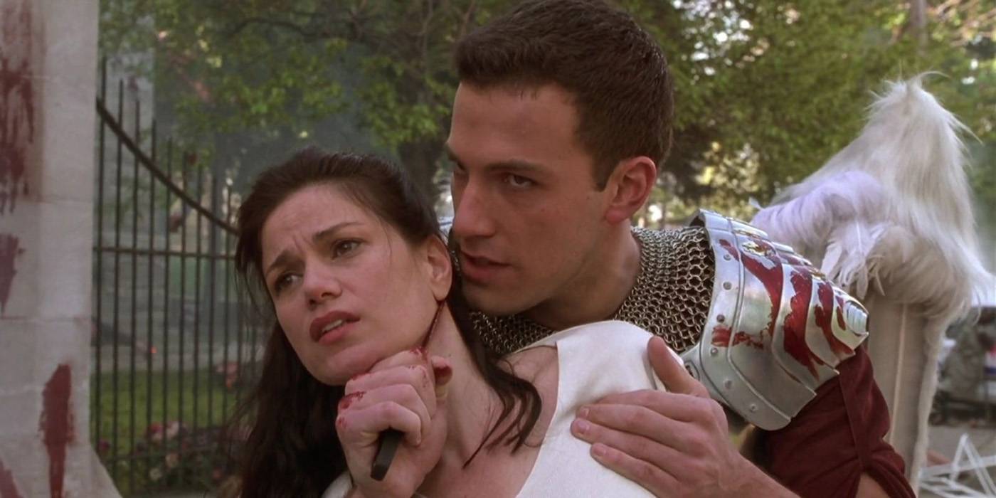 Бен Аффлек держит Линду Фьорентино за нож в фильме "Dogma"