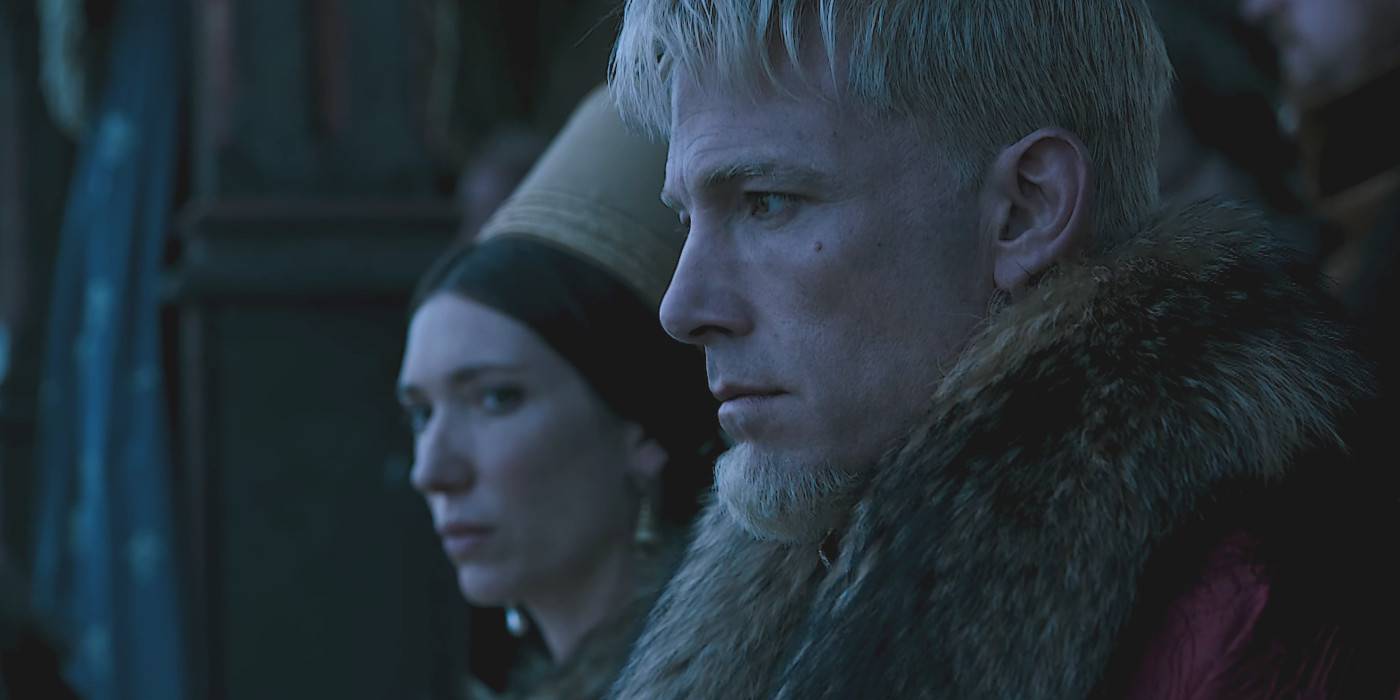 Бен Аффлек в роли графа Пьера д'Альенсона, внимательно смотрящий в фильме "The Last Duel".