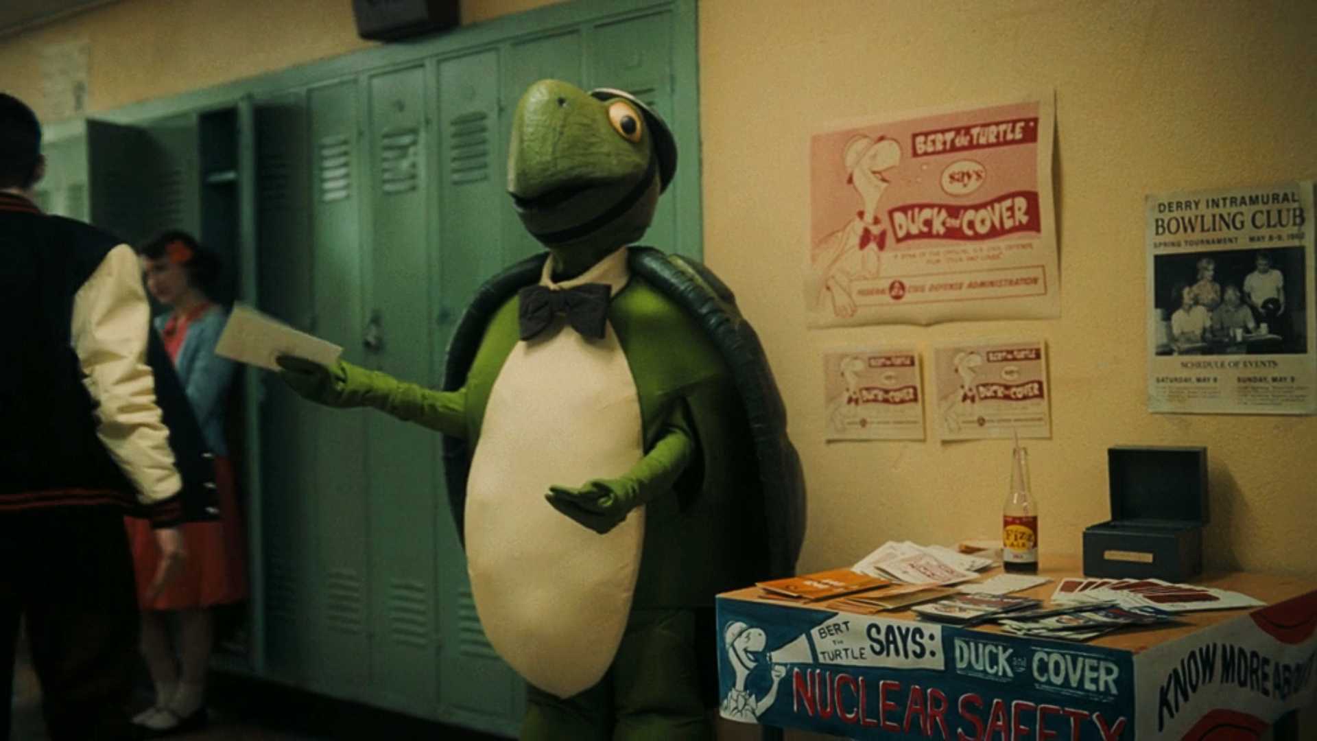 Маскот "Берт-черепаха" в школьных коридорах в IT Welcome To Derry