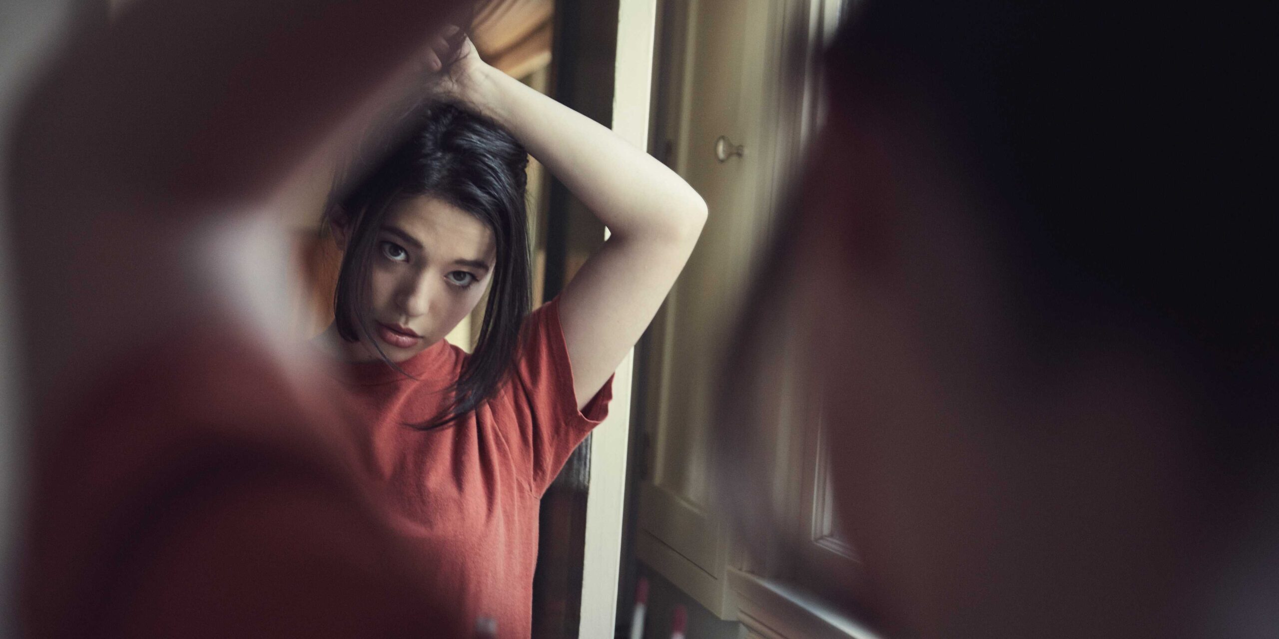 Макс Фокс (Майки Мэдисон) растягивается перед зеркалом в сериале "Better Things".