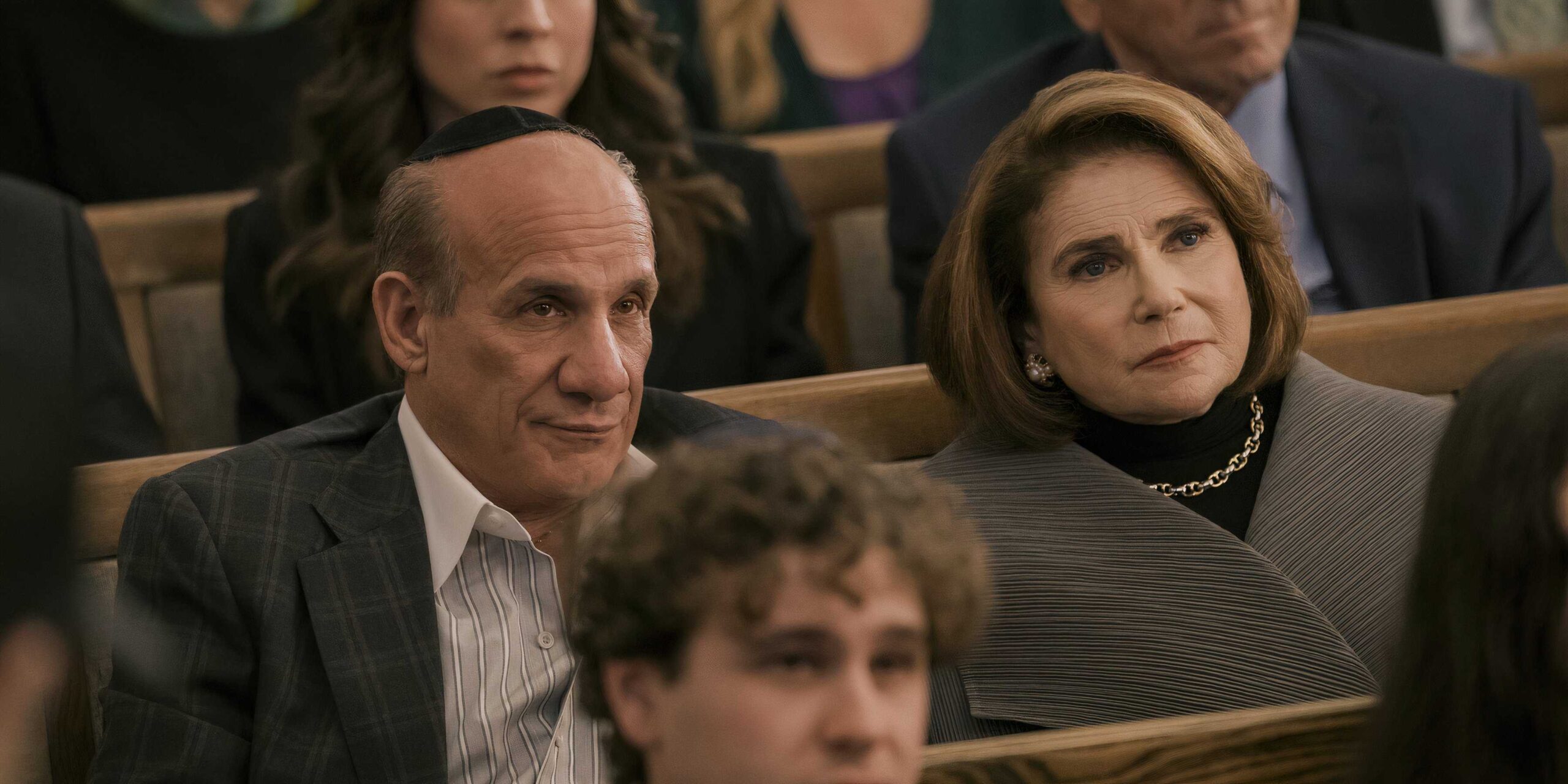 Бина и Илан сидят в храме в *Nobody Wants This*.