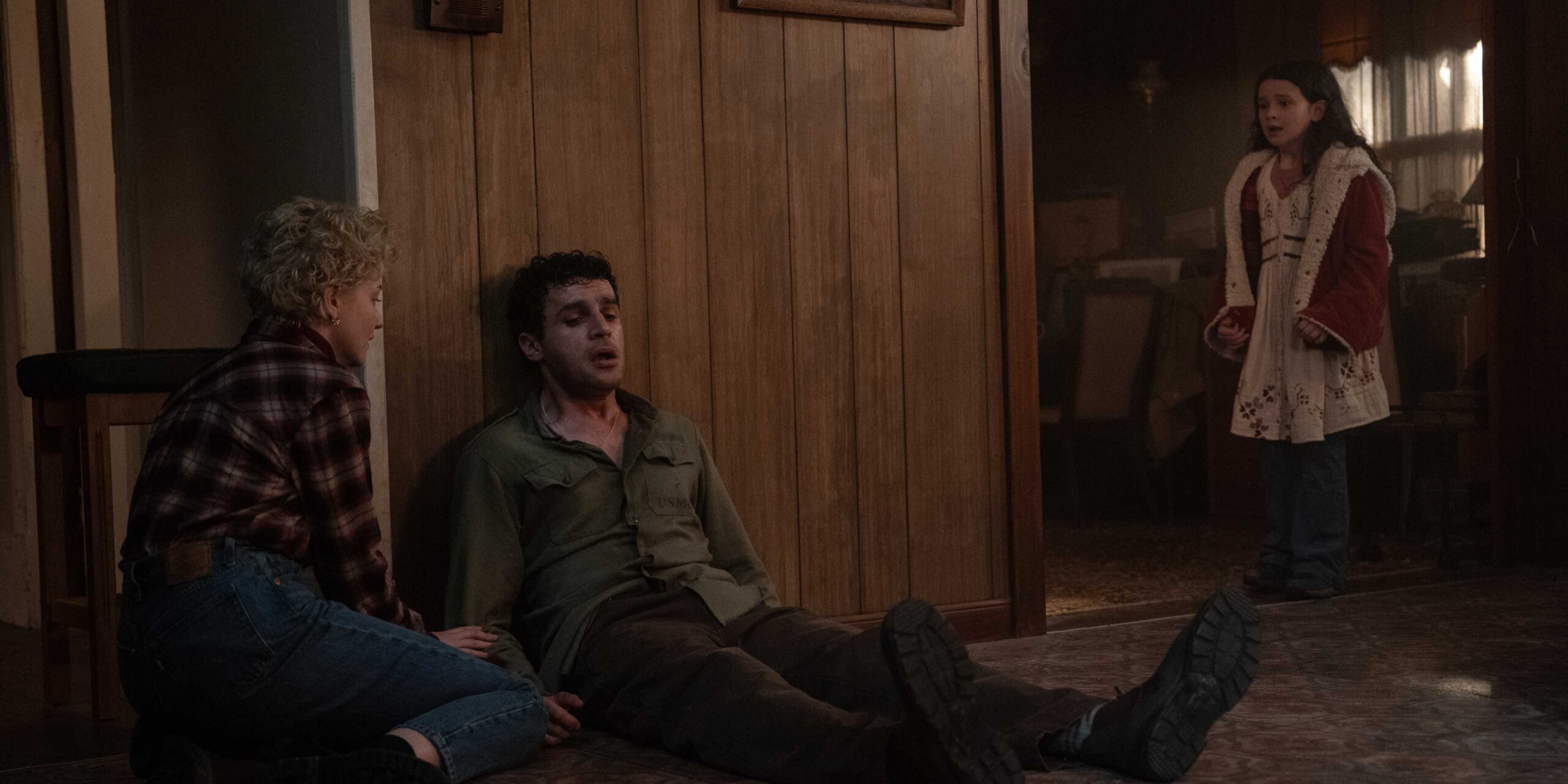 Блейк лежит, прислонившись к стене, с Чарлоттой слева и Джингер, стоящей справа