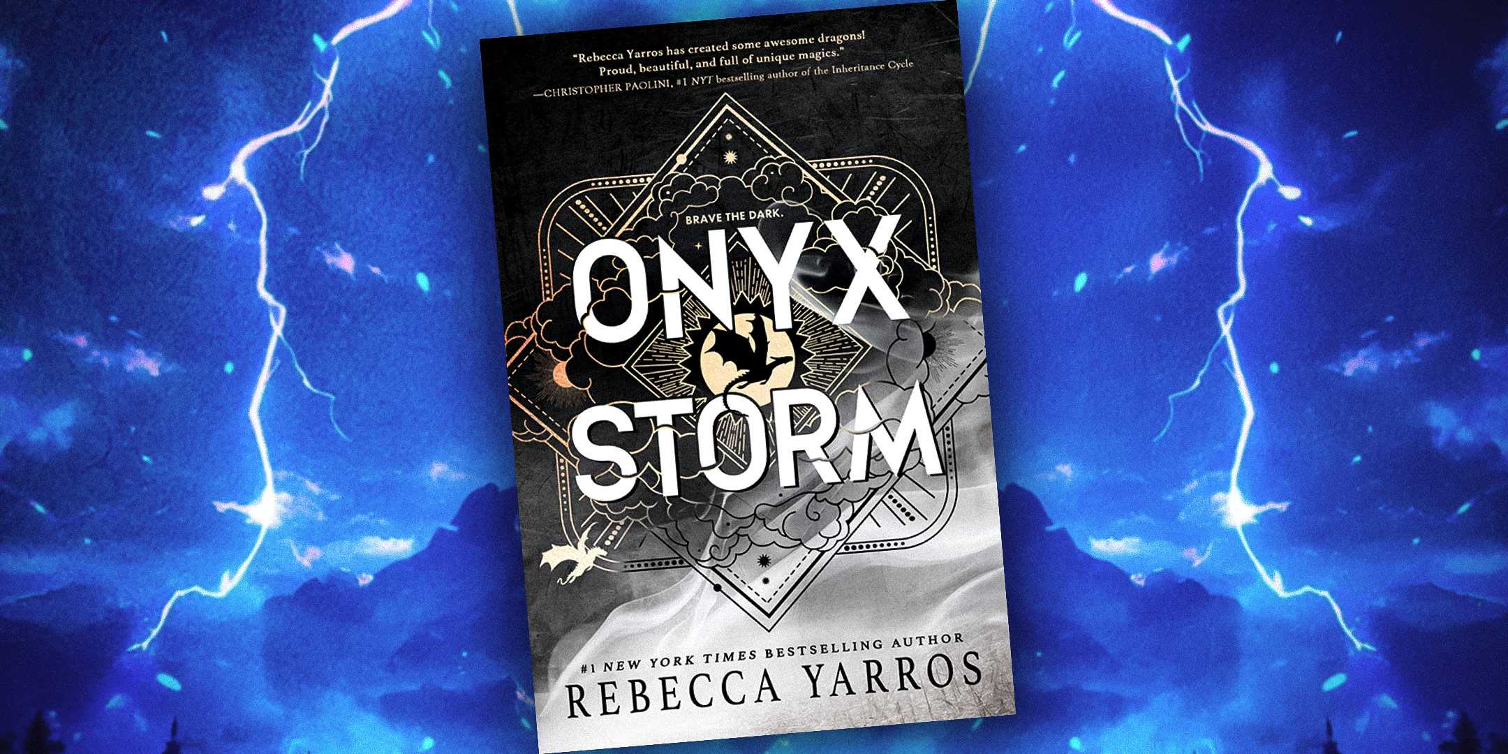 Обложка книги "Onyx Storm" от Rebecca Yarros на фоне синего цвета с молниями