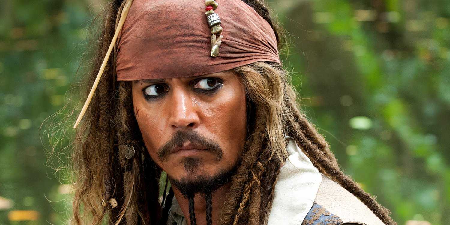 Капитан Джек Спрот выглядит в сторону в фильме "Пираты Карибского моря"