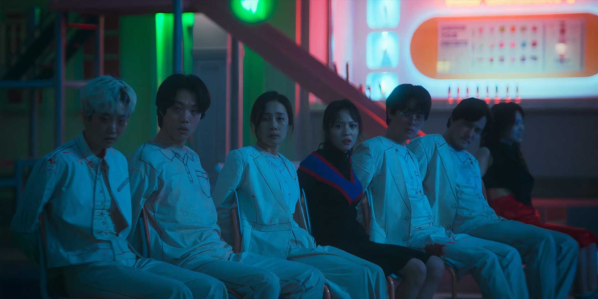 Участники The 8 Show связаны на стульях.