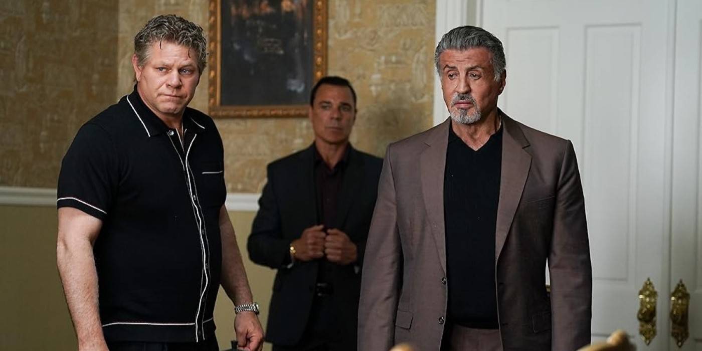 Chickie (Domenick Lombardozzi) стоит рядом с Нико и Двайтом в "Tulsa King"