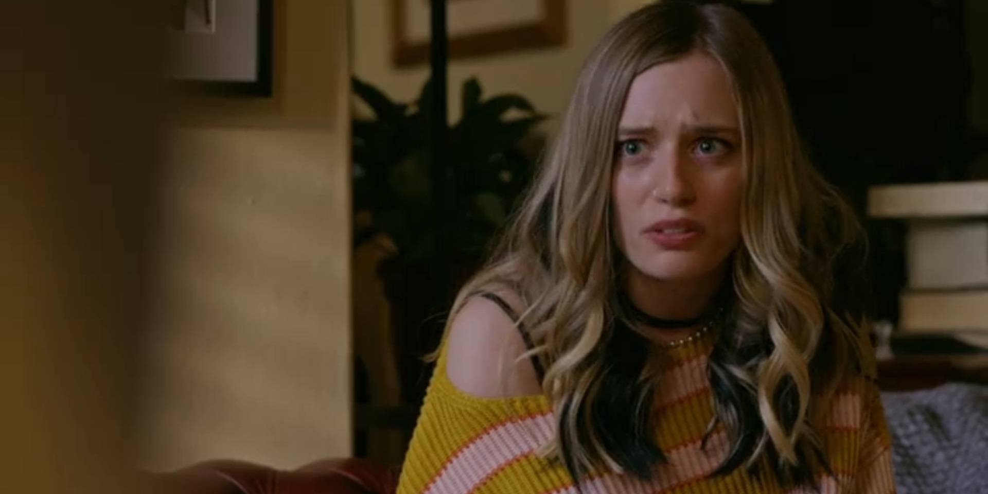 Клэр (Анжа Савцик) выглядит обеспокоенной в "Loudermilk"