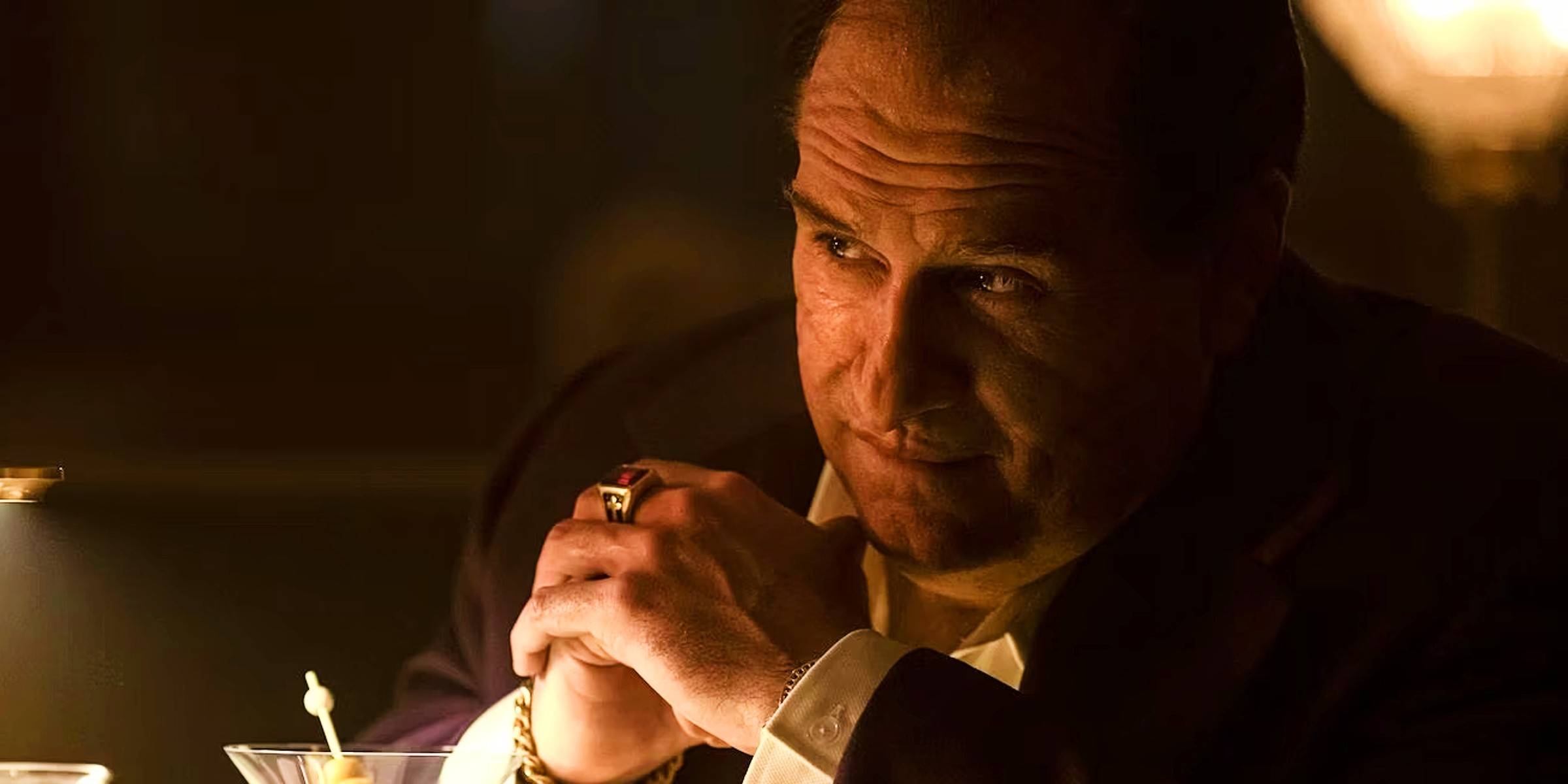 Колин Фаррелл с сжатыми руками в роли Пингвина