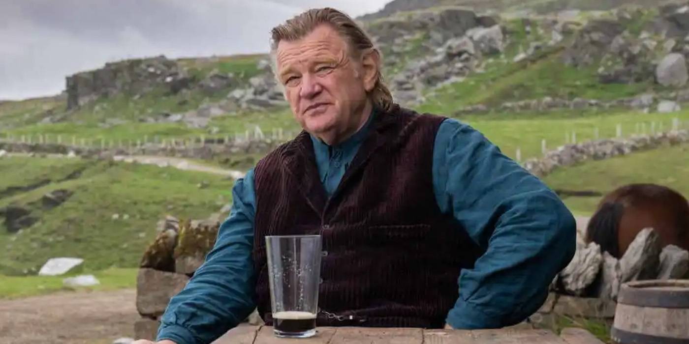 Колм (Брендон Глиссон) пьет "Guinness" в фильме "Шепчущие ведьмы"