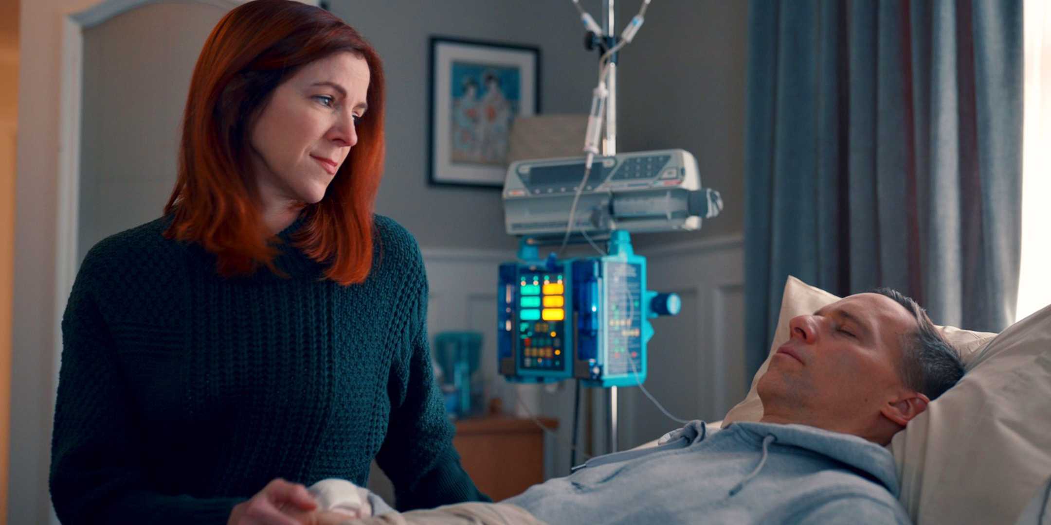 Цинтия обнимает Тома в 2 сезоне сериала "Джинни и Джорджия"