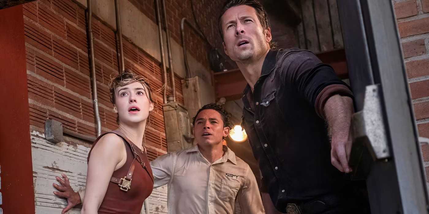 Дейзи Эдгар-Джонс, Энтони Рамос и Глен Поуэлл стоят вместе в дверном проеме, глядя на шторм, с сильными ветрами и дождем, в фильме "Торнадо"