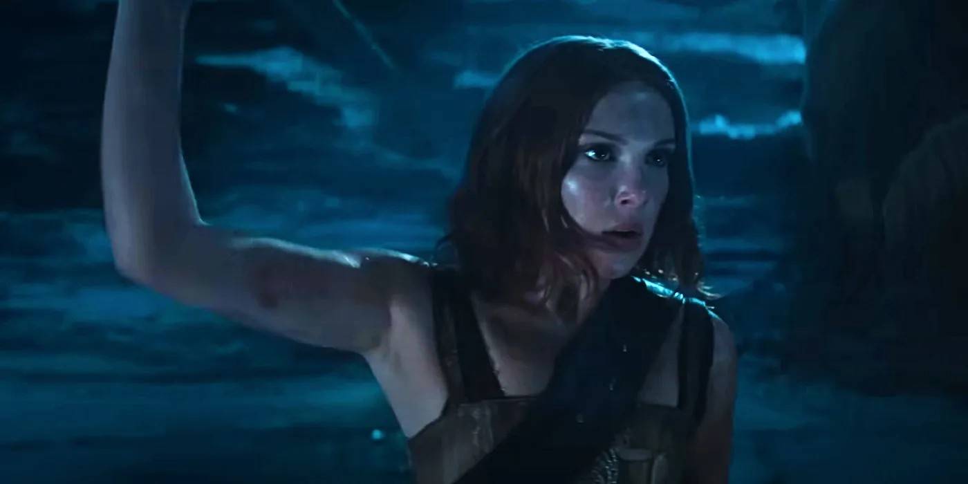 Милли Бобби Браун в роли Элоди в сцене из фильма "Девственница".