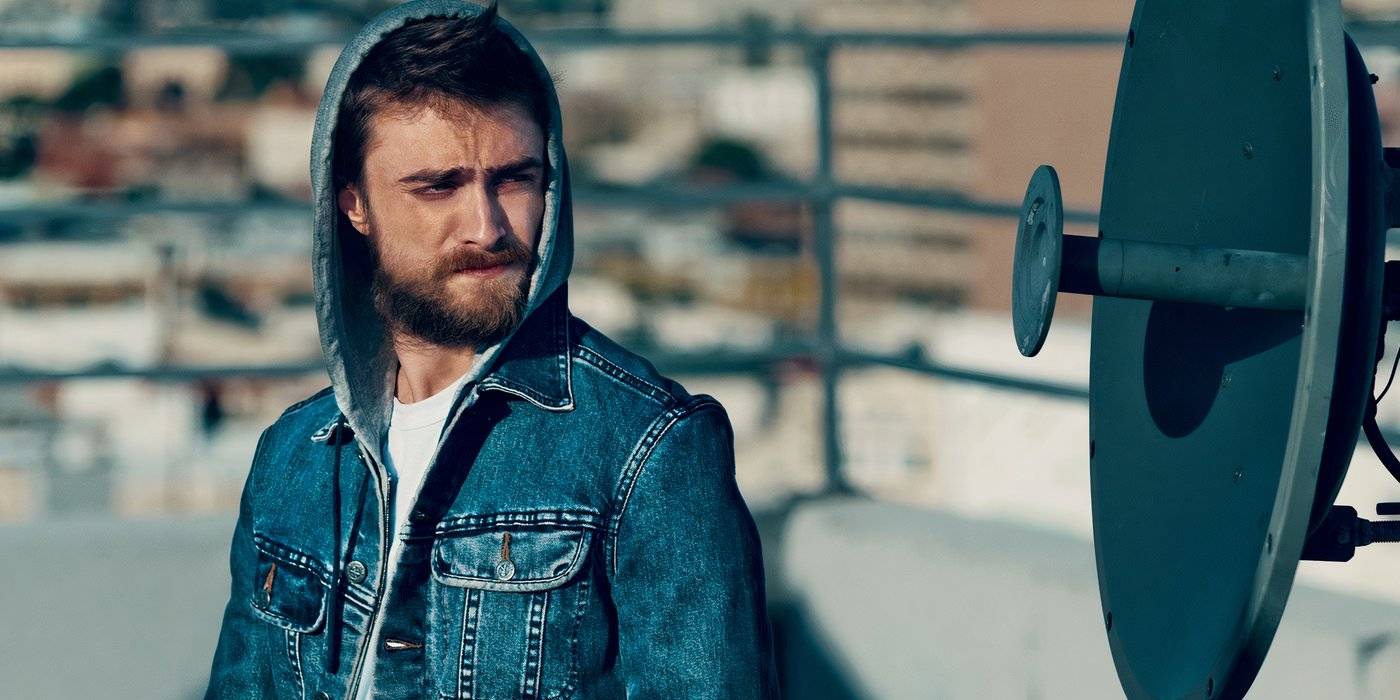 Дэниел Рэдклифф в фильме "Животные-работяги", смотрит в сторону