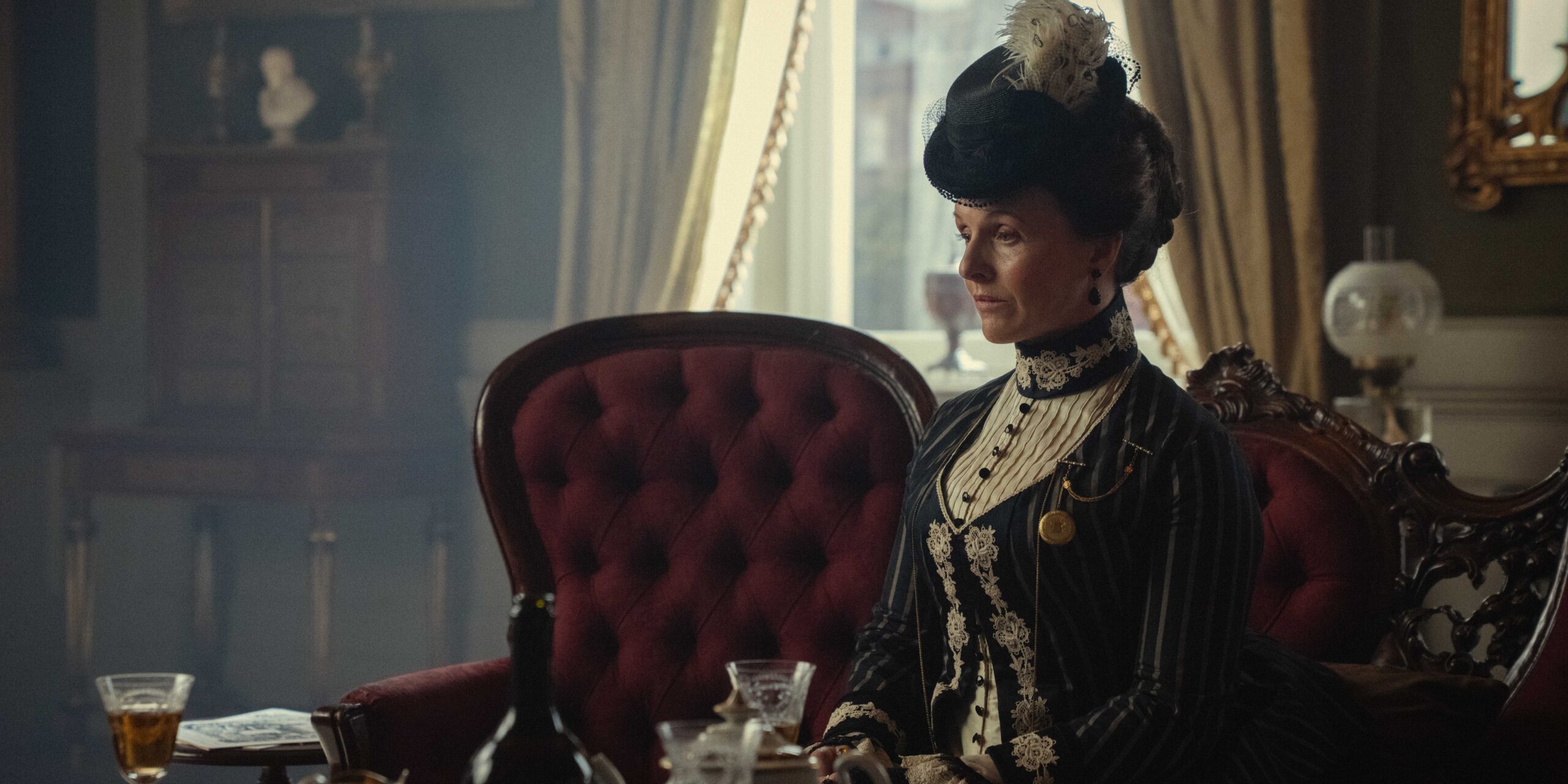 Дервла Кирван, выражающая шок, из "Дома Гиннесс"