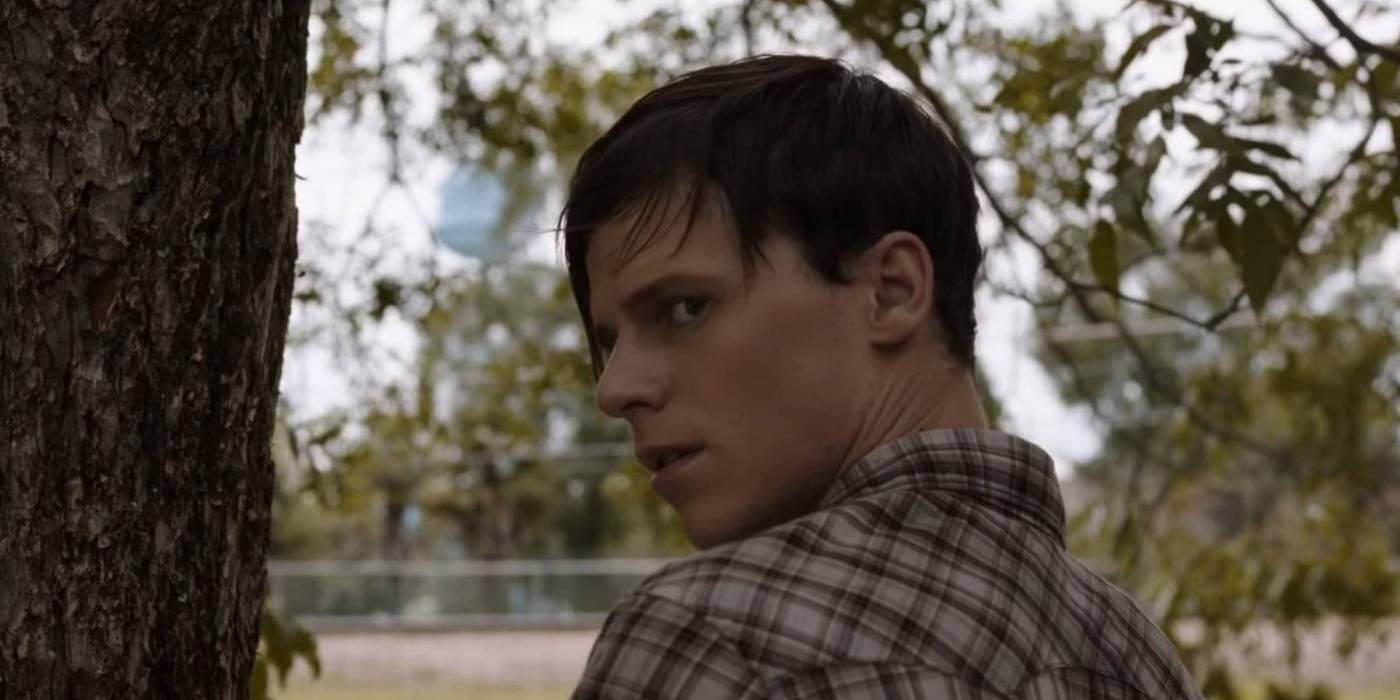 Руари О'Коннор в роли Арни Джонсон, оглядывающийся в фильме "The Conjuring: The Devil Made Me Do It"