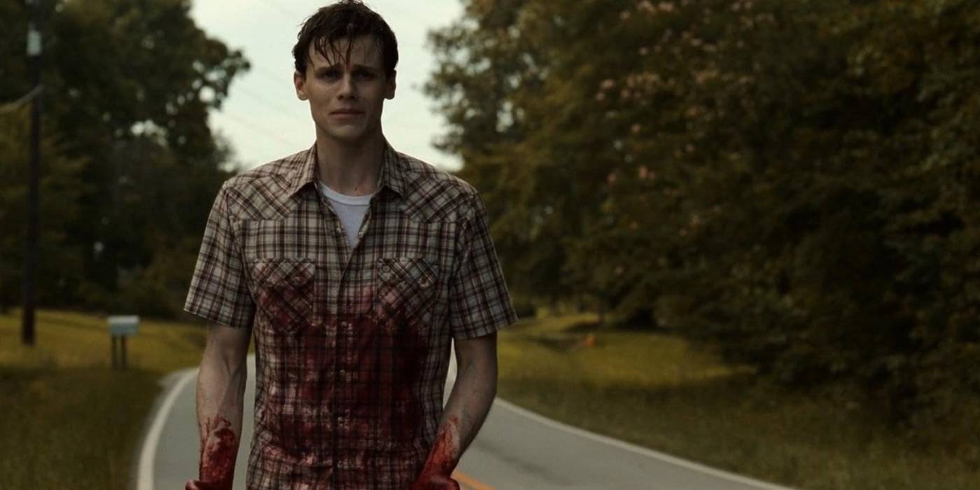 Руари О'Коннор в роли Арна Джонсона, идущего по улице в фильме "The Conjuring: The Devil Made Me Do It"