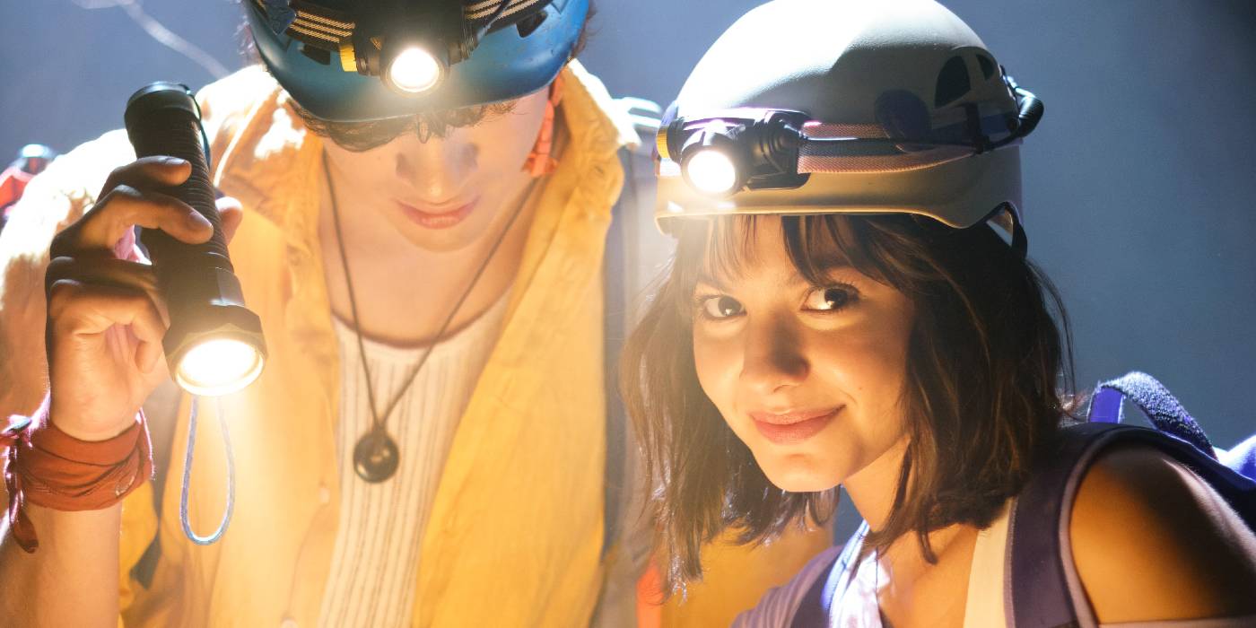 Диего и Дора в каске и смотрят на Карту в пещере в Dora and the Search for Sol Dorado