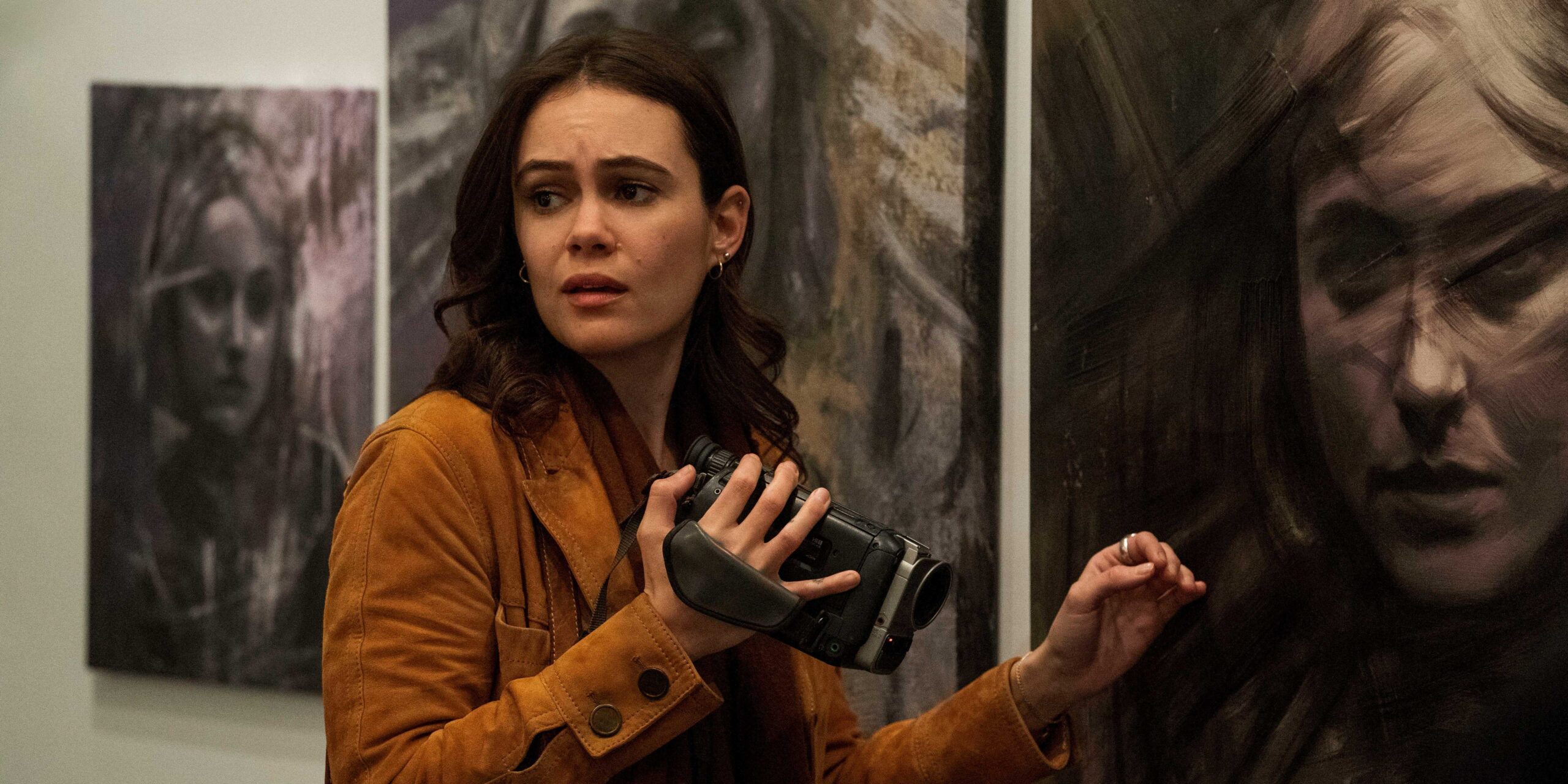 Дина Шихаби в роли Мелоди Пендрас, держащей камеру в *Archive 81*