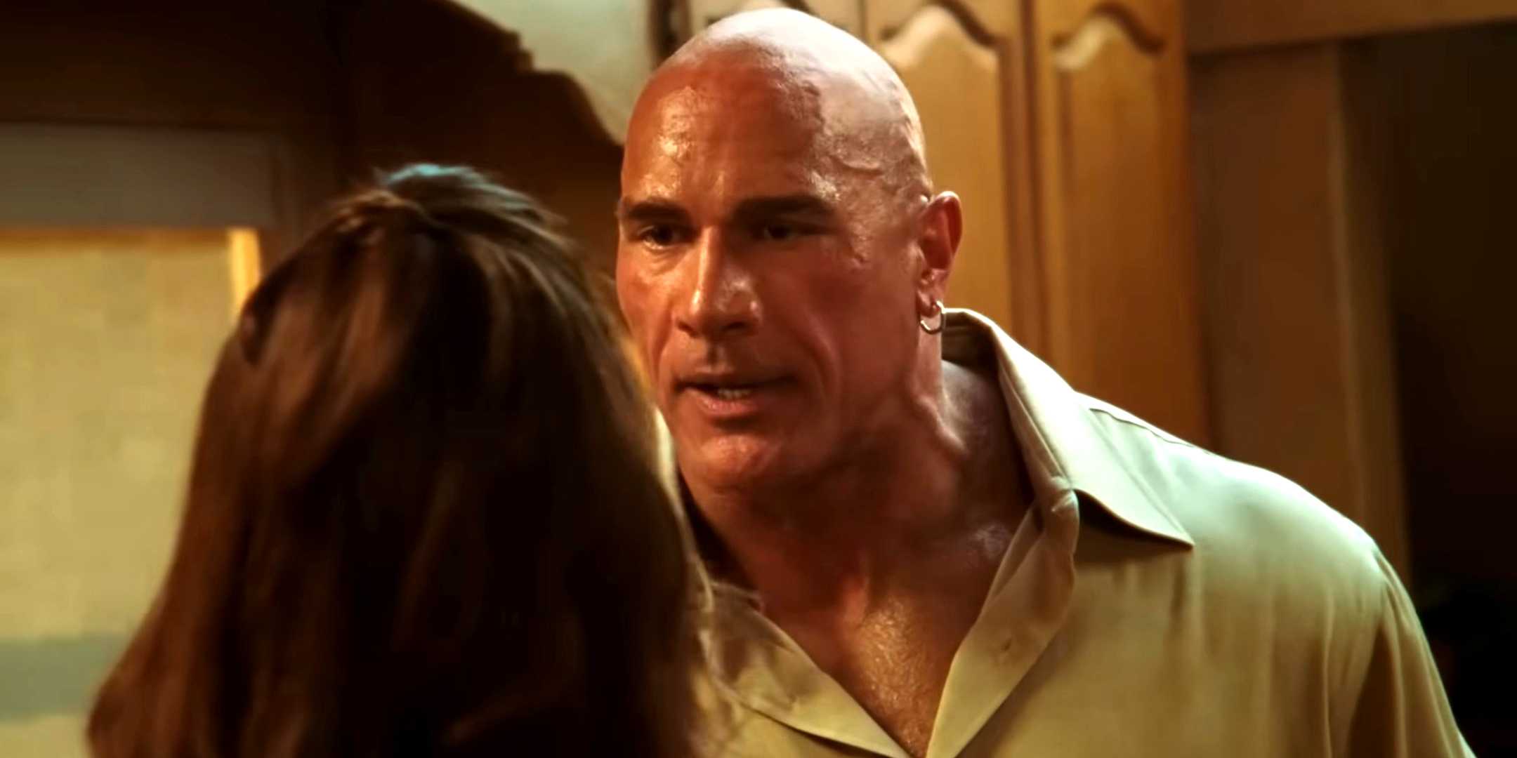 Марк Кер из фильма "The Smashing Machine" с Двейном Джонсоном, выглядящий сердитым, стоящим над Эмили Блэнт в роли Дэйн