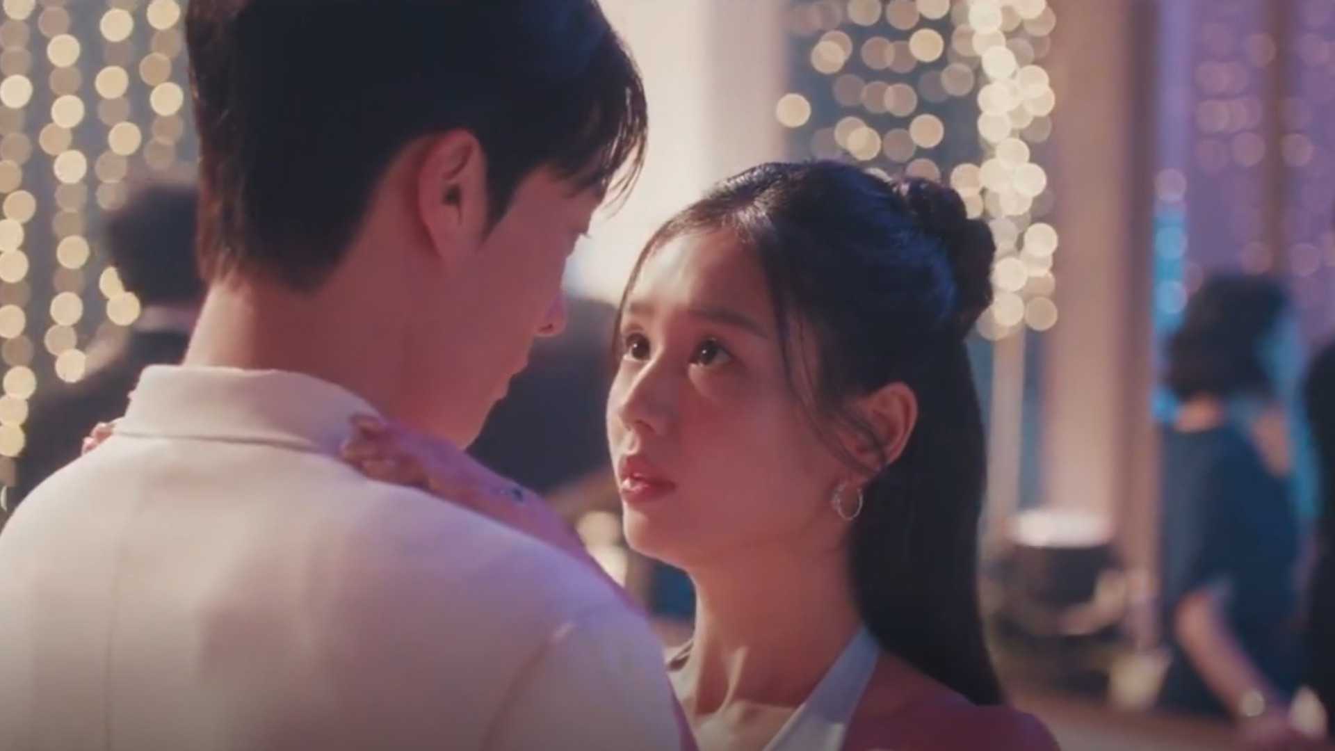 Го Джы-хёк (Чанг Ки-ён) и Го Да-рим (Ань Юн-жин) танцуют медленный танец в Dynamite Kiss.