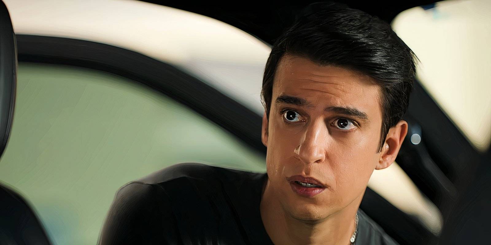 Эдди стоит в дверном проеме автомобиля во 5 эпизоде 3 сезона сериала "The Lincoln Lawyer"