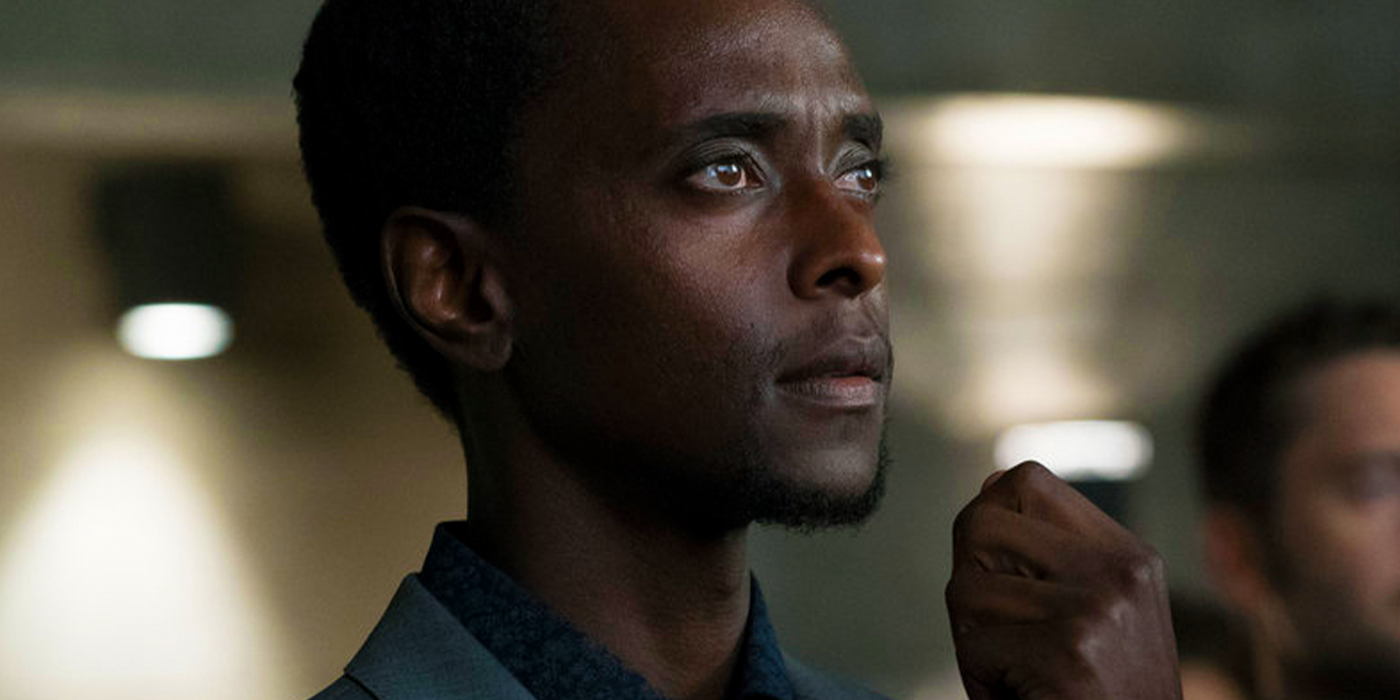 Эди Гатеги как Матиас Соломон в "Черном списке", смотрит вдаль одной рукой