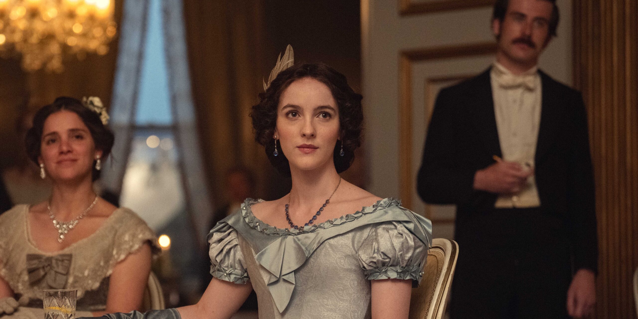 Элизабет Даулау, сидящая за столом из House of Guinness