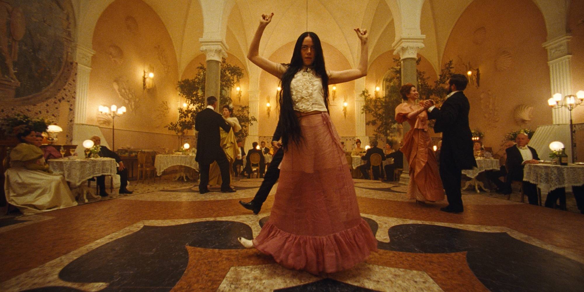 Эмма Стоун в роли Беллы Бакстер, танцующей в "Poor Things"