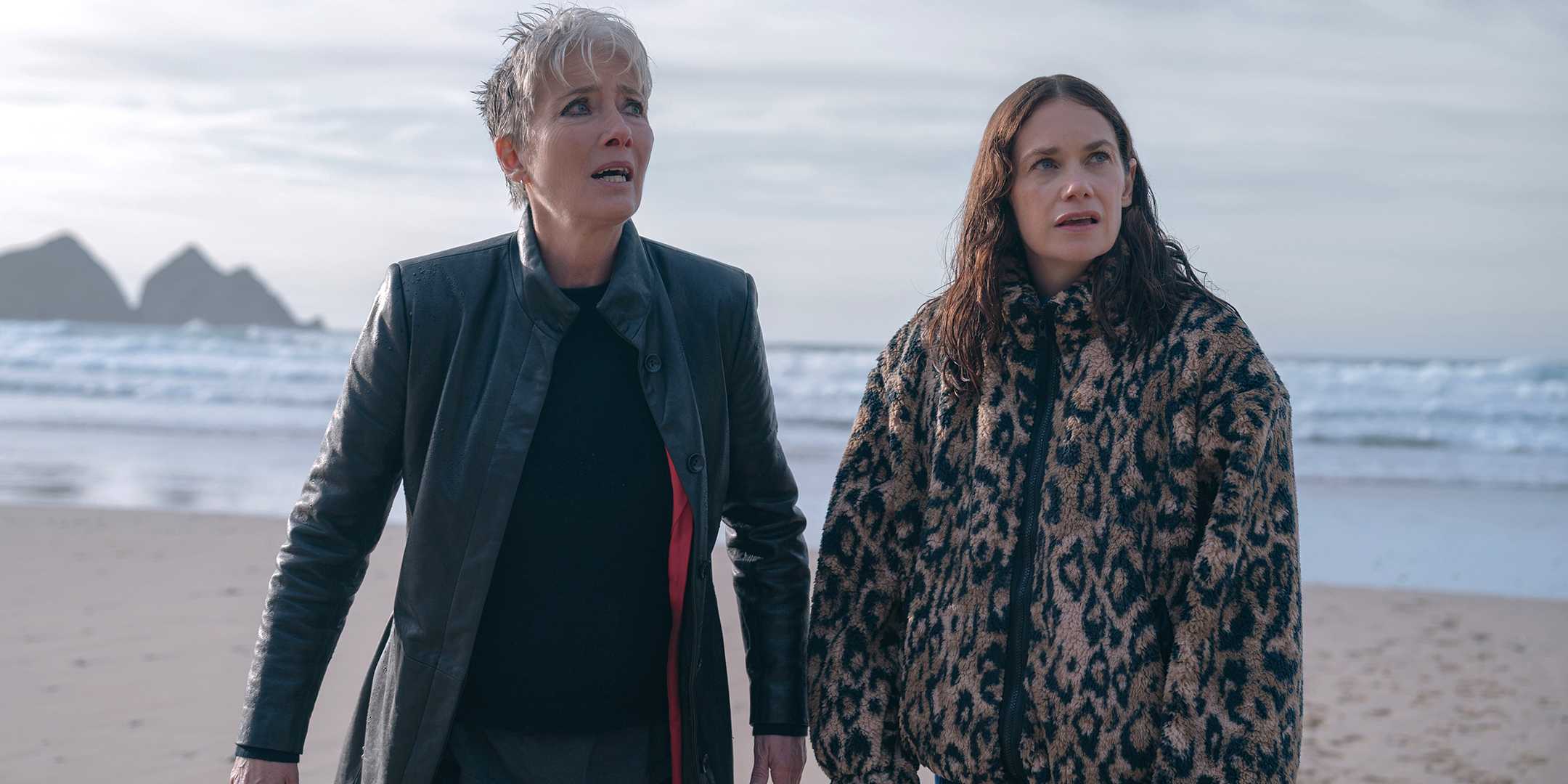 Эмма Томпсон в роли Зоэ Бом и Рут Уилсон в роли Сары Тьюкер, обе обеспокоены, на пляже в *Down Cemetery Road*