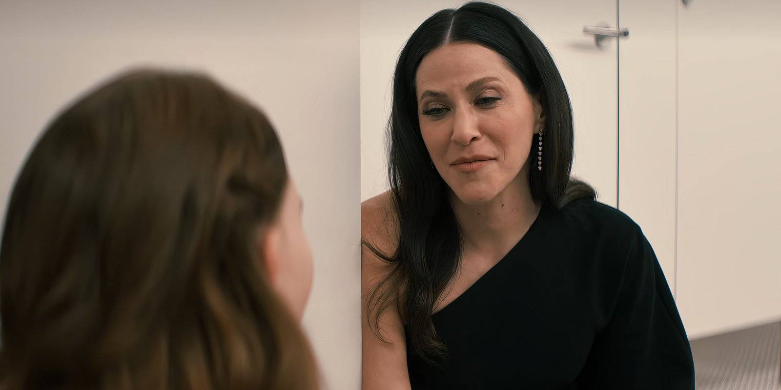 Эстер разговаривает с Мирим, сидя на полу в ванной комнате в эпизоде 10 *Nobody Wants This*