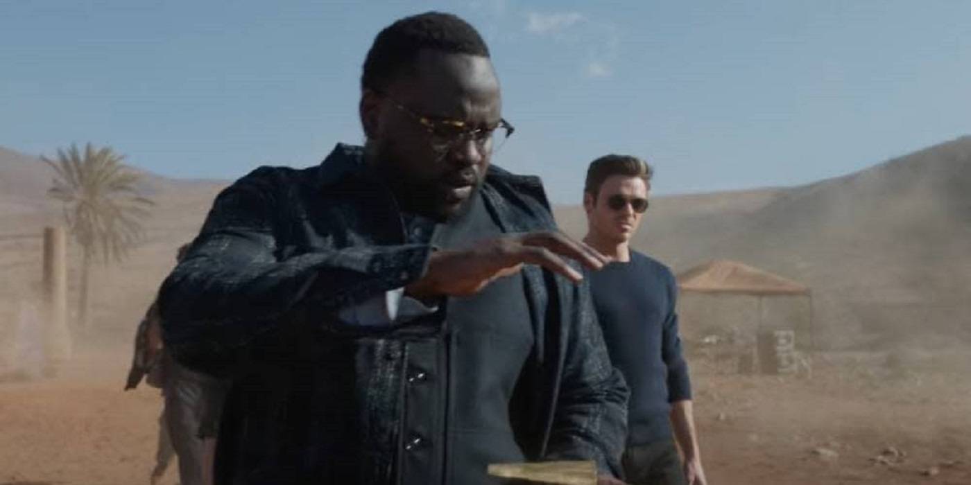 Фастос достает изобретение в пустыне в *Этерналис*