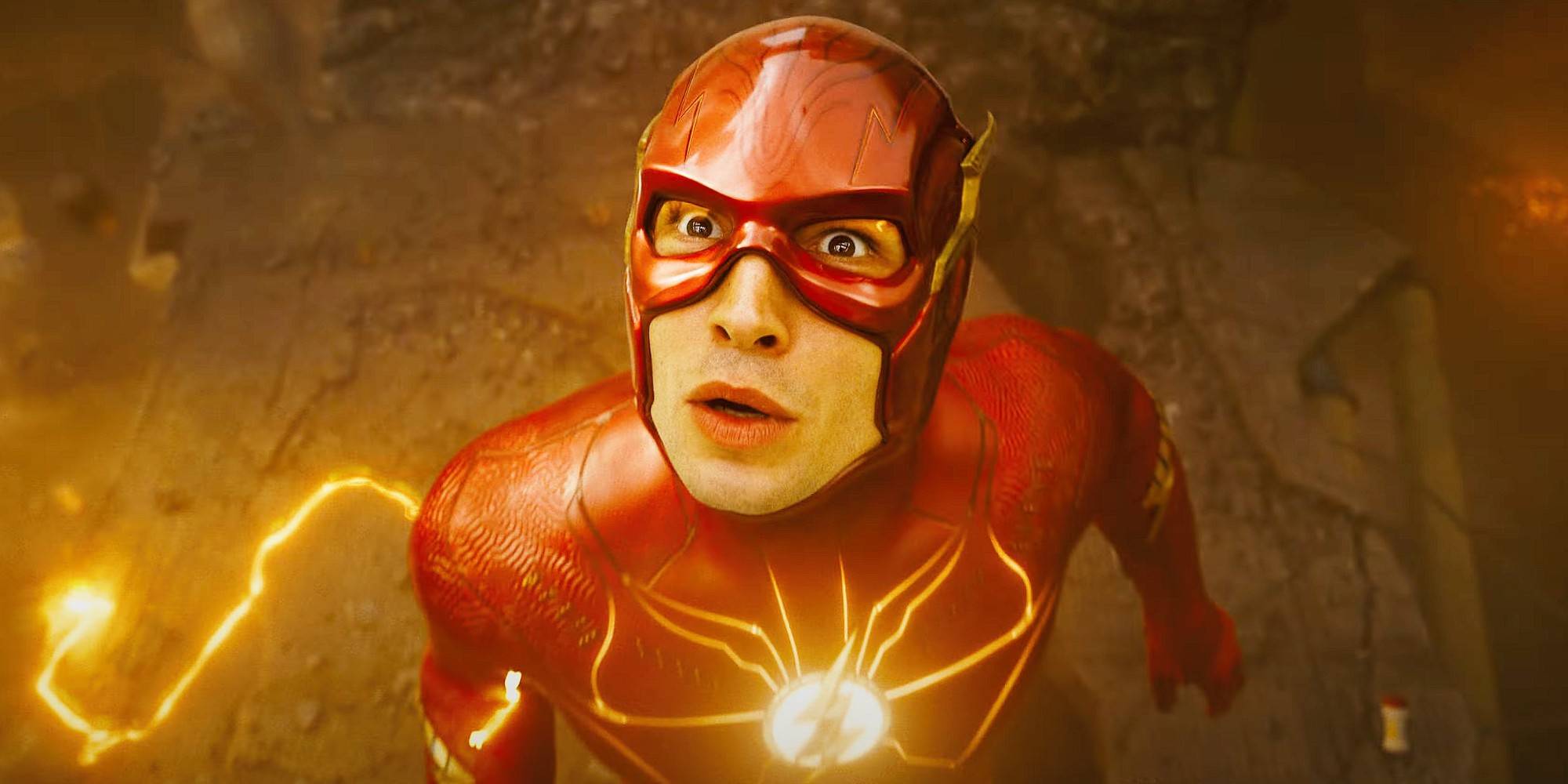 Эзра Миллер в роли Бэрия Аллена, смотрящего вверх в фильме *The Flash*