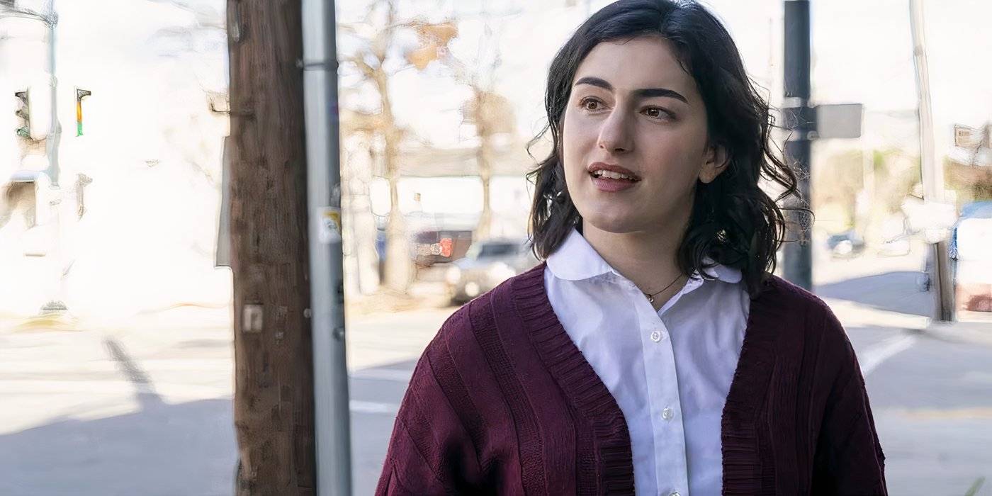 Фиа (Лили Кей) стоит на улице в "Вашем чести".