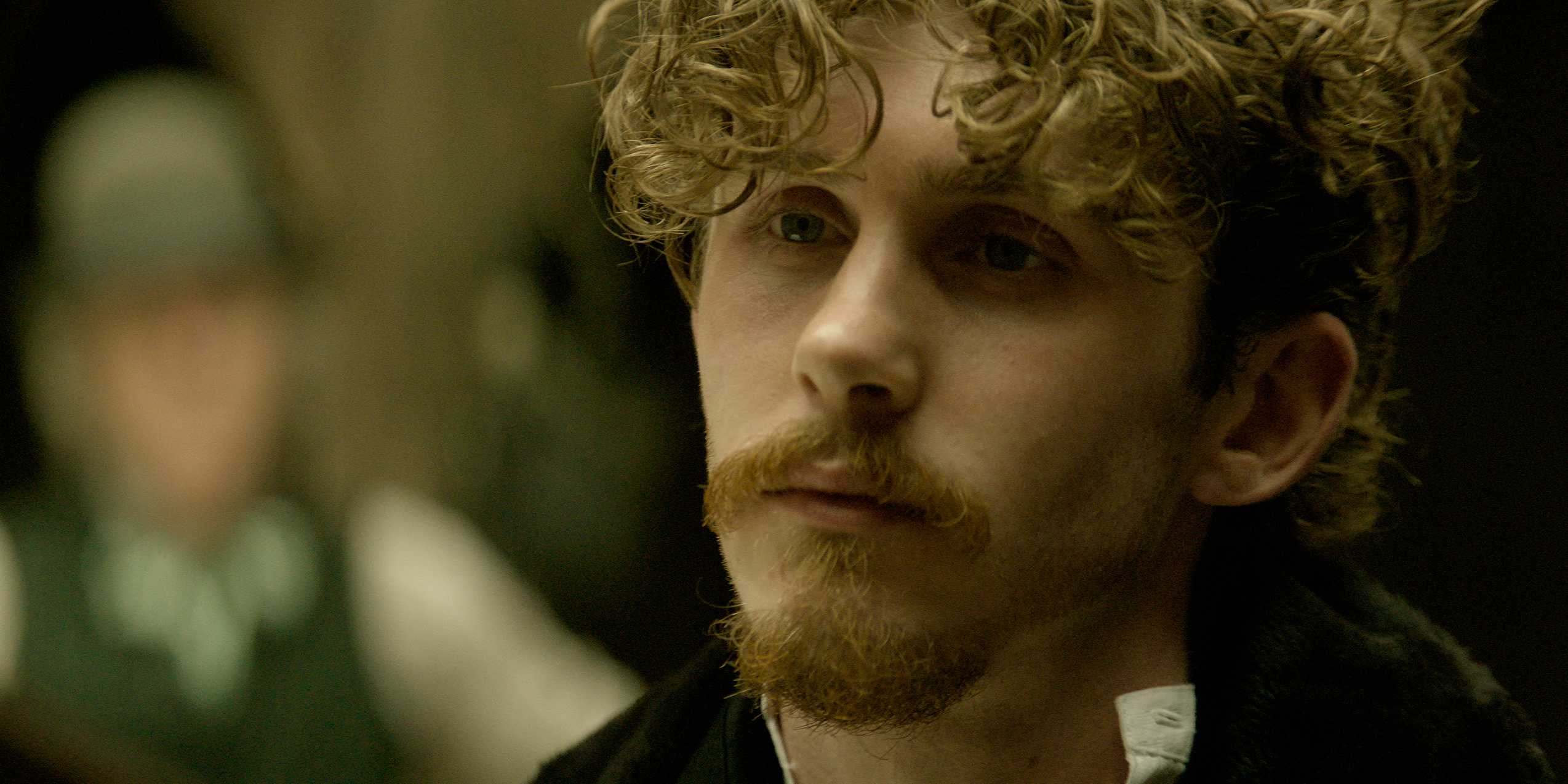 Фион О'Шей, выглядящий разочарованным, из "Дома Гиннеса"