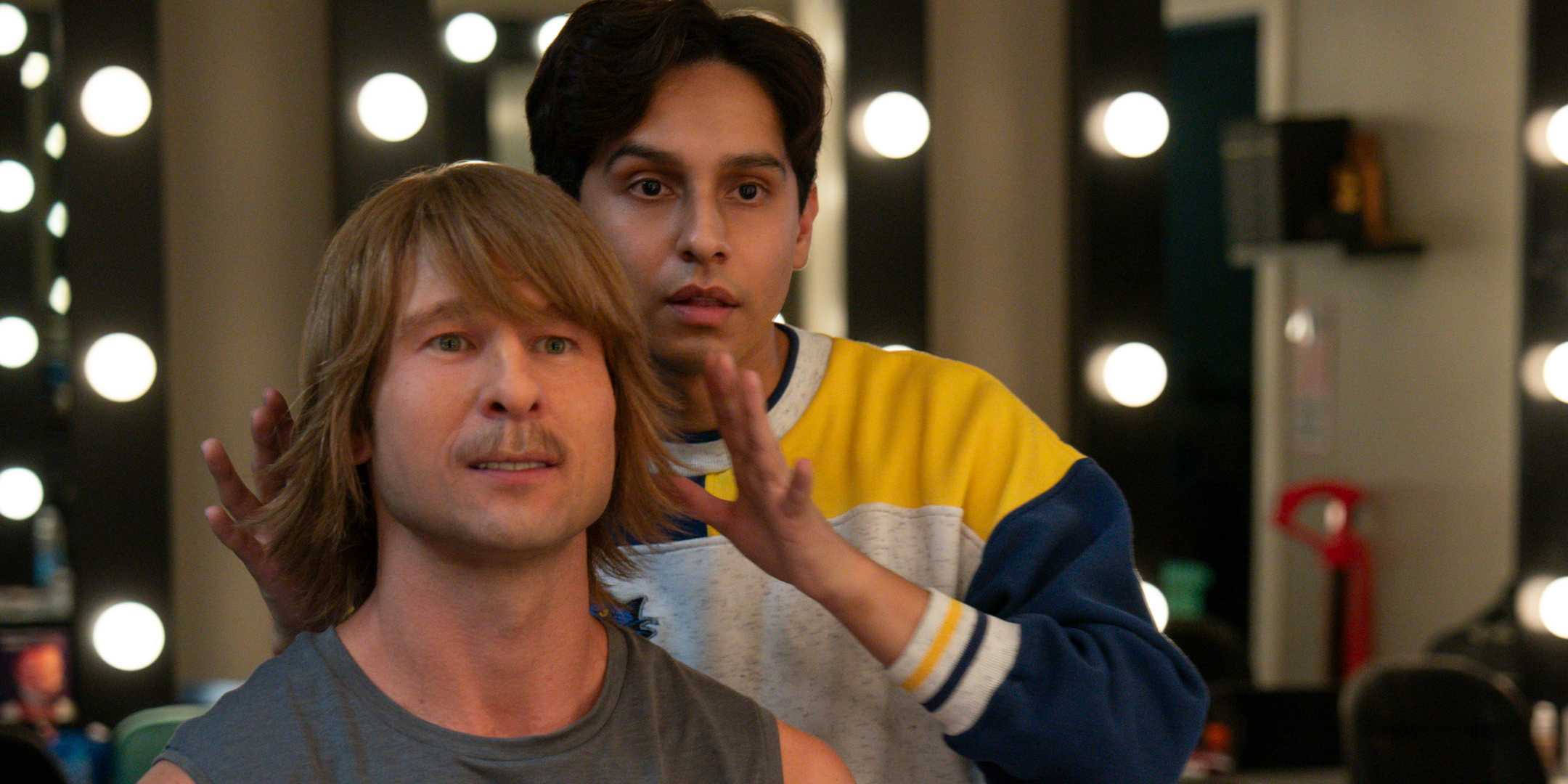 Превью трансформации Дэнни (Фрэнки А. Родригес) и Расса (Глен Поуэлл) в зеркале, снятое в сериале "Чад Поуэрс"