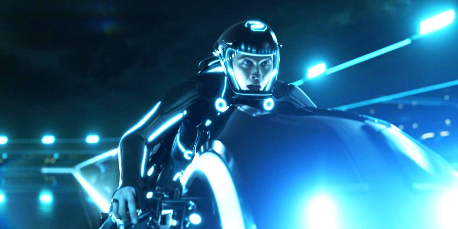 Гарретт Хедленд в роли Сэма, катающегося на свет-цикле в *Tron: Legacy*